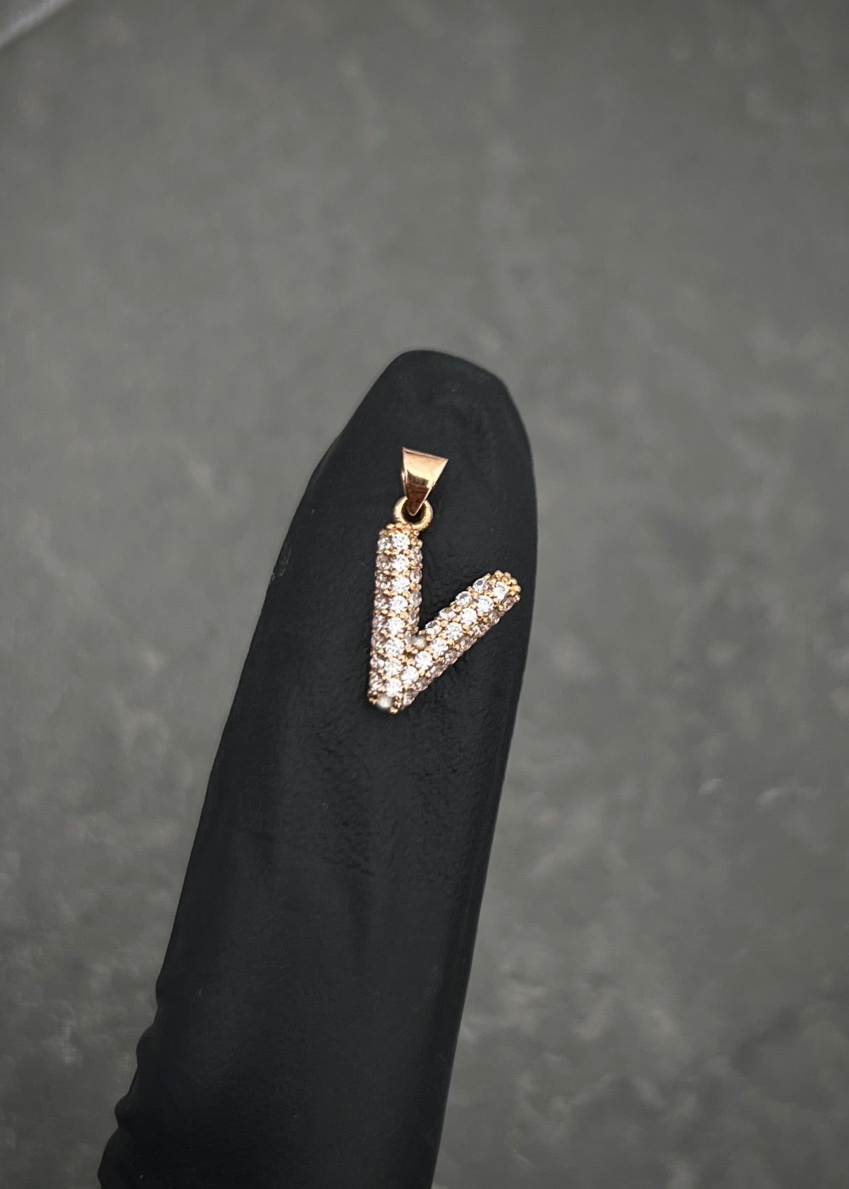 Dije letra V con swarovski blanco 0.9gr / Largo 1.4cm / Oro Rosado Nac M