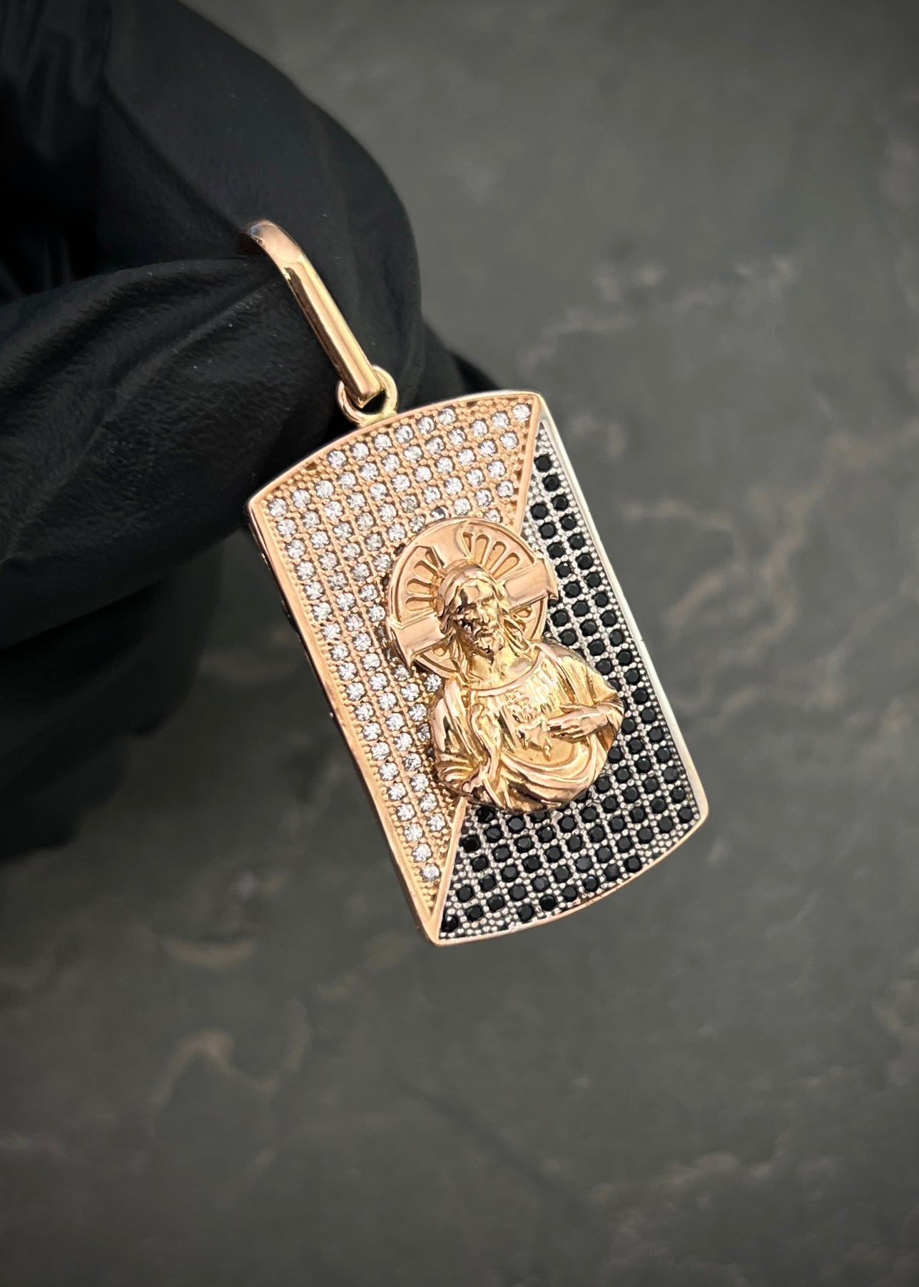 Dije corazon de jesus con swarovski blanco y negro 8.9gr / Largo 4.2cm / Oro Rosado Nac B