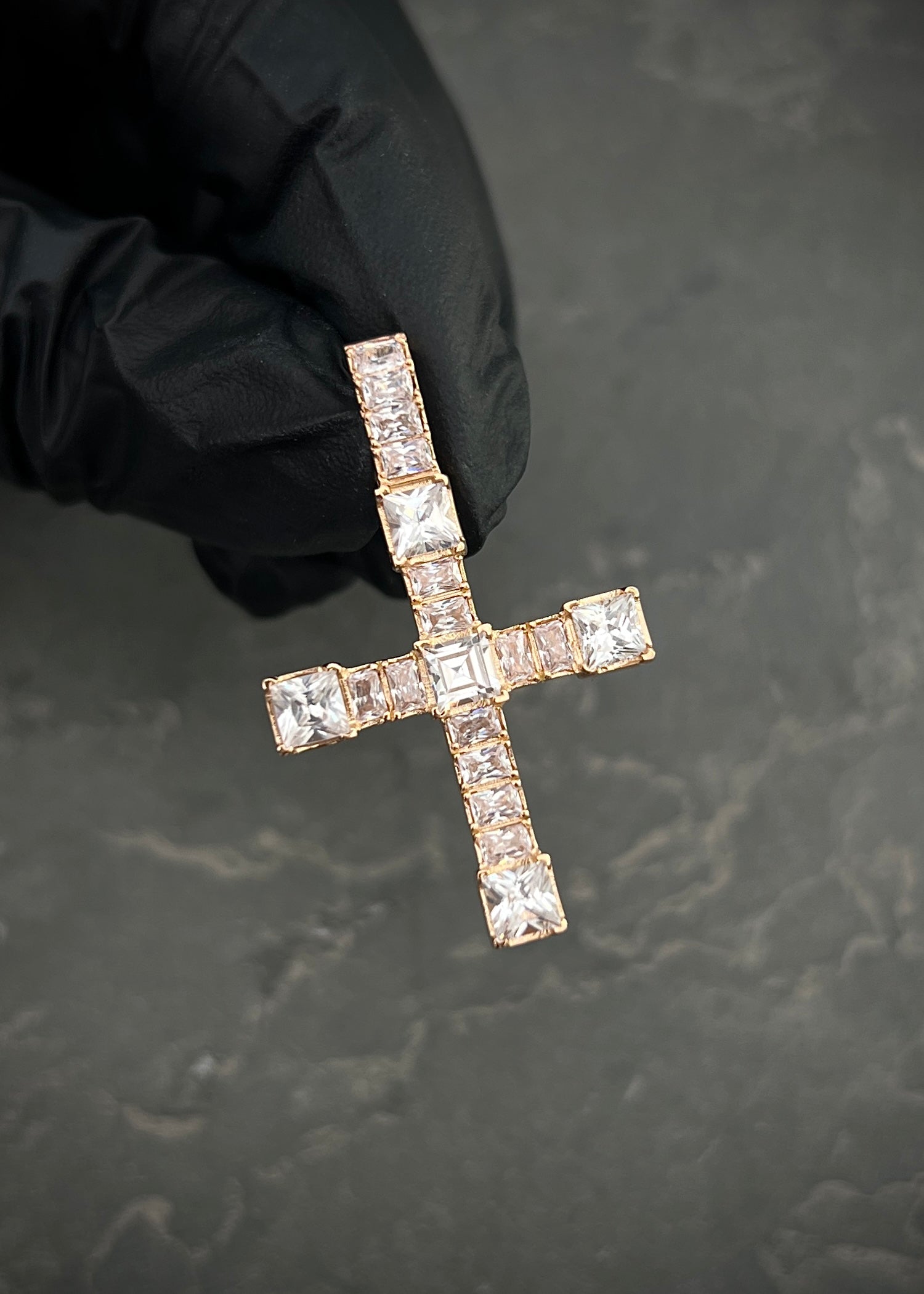 Dije dije cruz con swarovski blanco 5.35gr / Largo 3.7cm / Oro Rosado Nac B