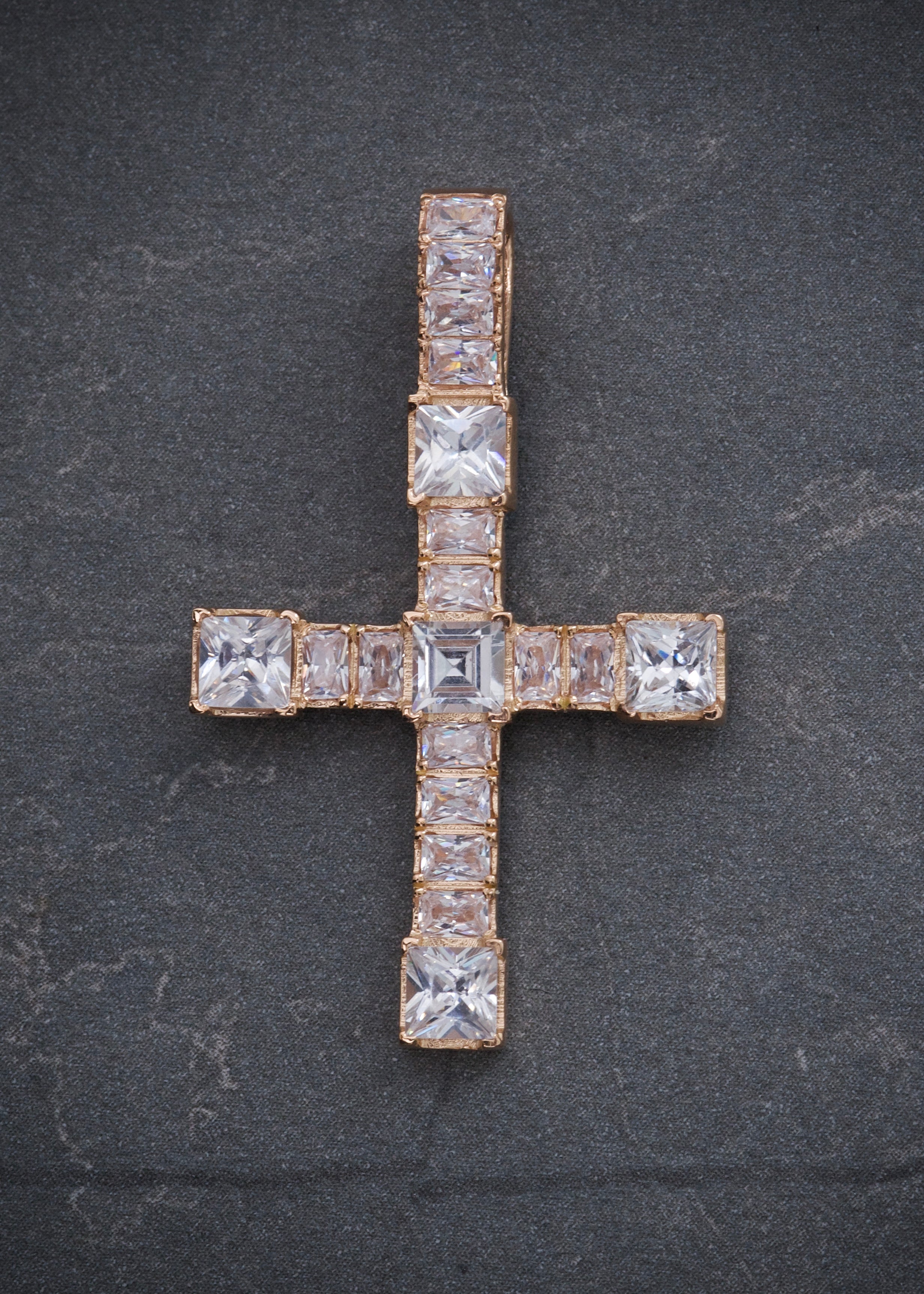 Dije dije cruz con swarovski blanco 5.35gr / Largo 3.7cm / Oro Rosado Nac B