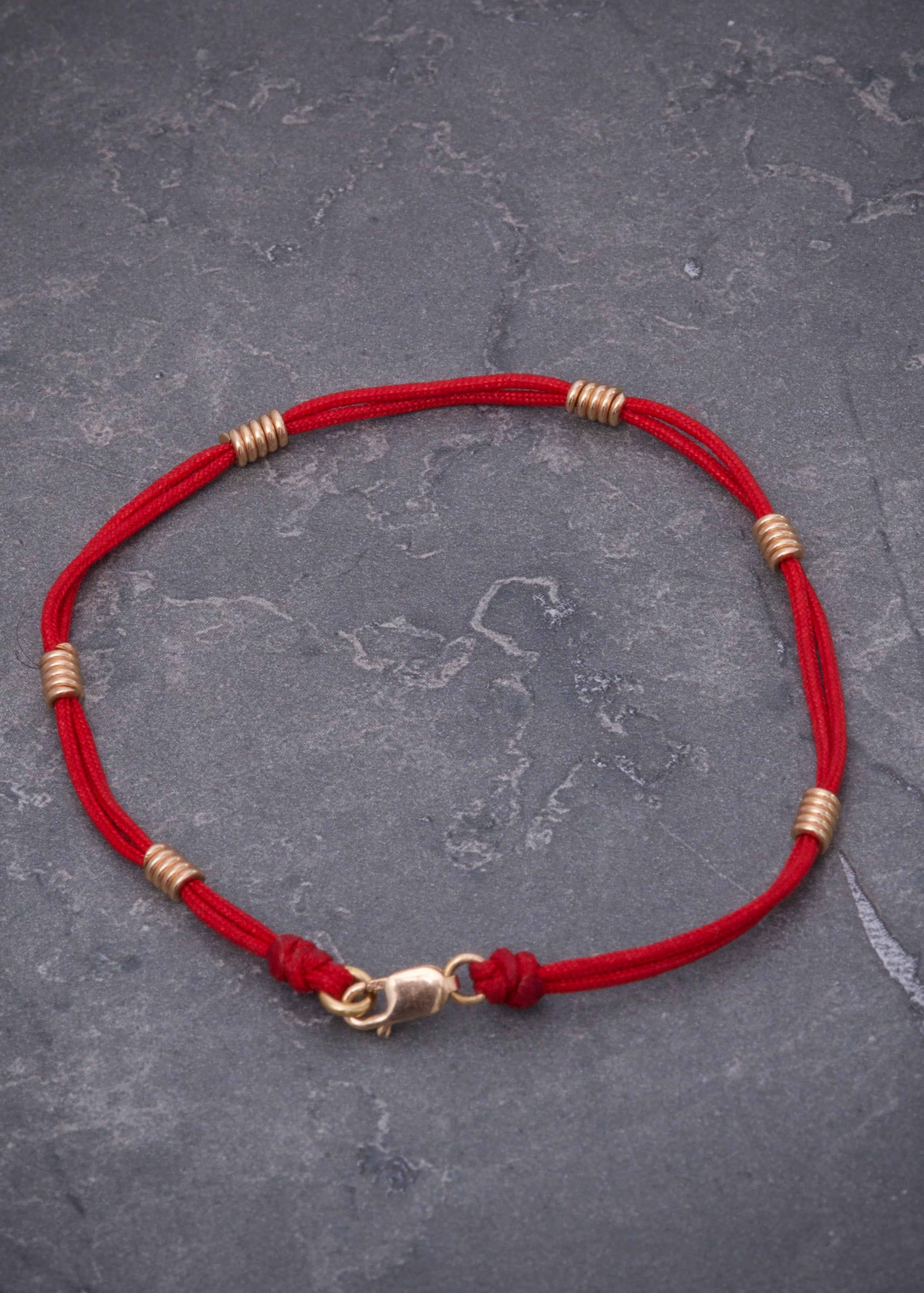 Pulsera en hilo rojo con herrajes de resorte 1.6gr / Oro Rosado (Joya) M
