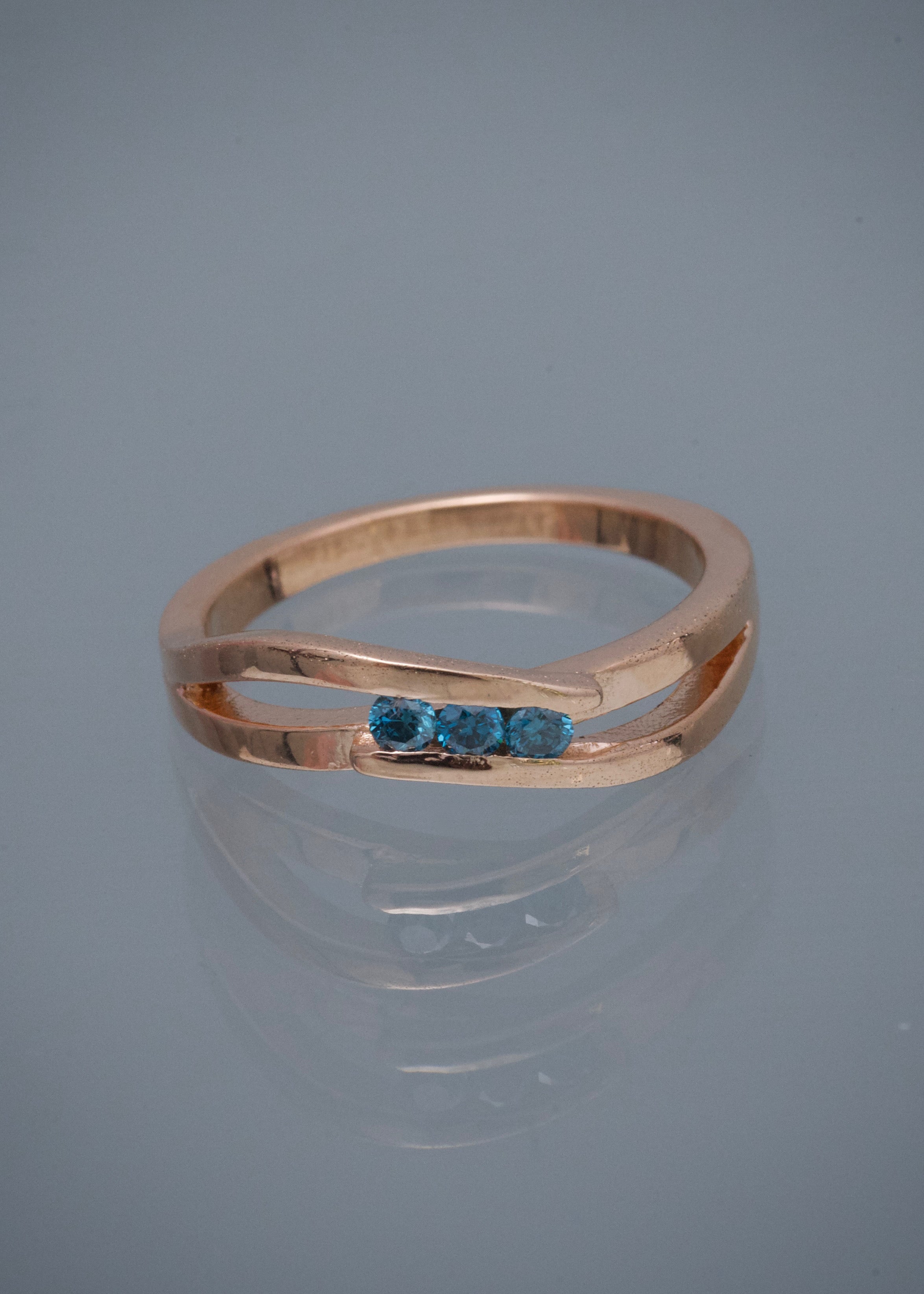 Anillo con 15pts de diamantes azules 3.9gr / TALLA 6 1/2 / Oro Rosado (Joya) B