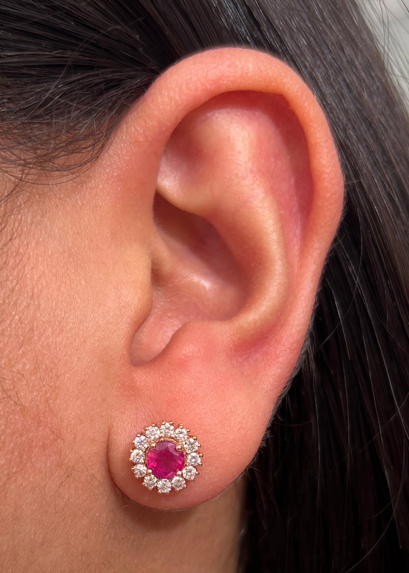 Topos con 143pts de rubies y 58pts de diamantes 4.6gr / Largo 0.9cm — Oro Rosado