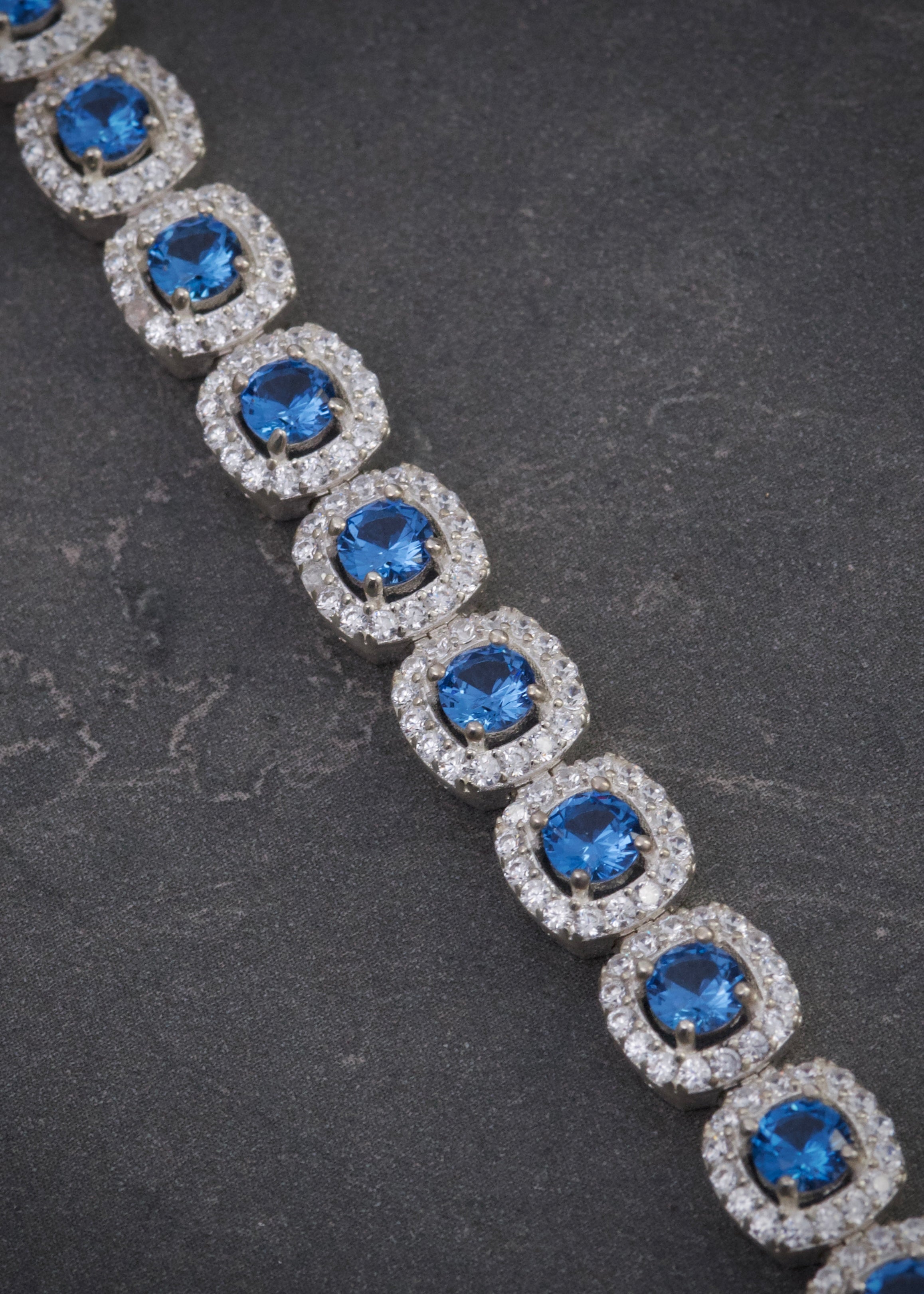 Pulso tenis con swarovski blanco y azul 23.85gr / Largo 21cm / Plata B