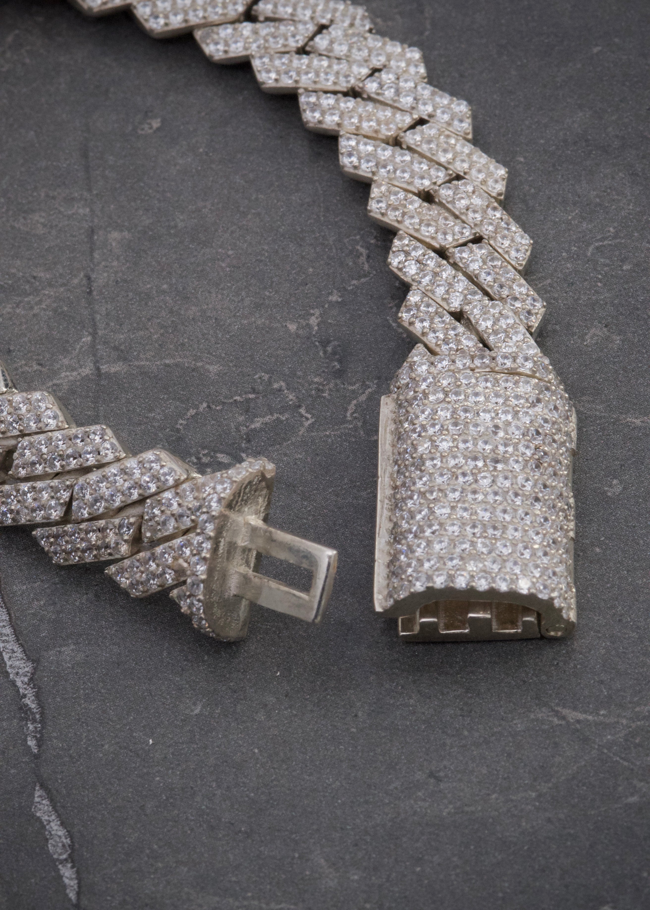 Pulso cubano con swarovski blanco 59.2gr / Largo 19.5cm / Plata B