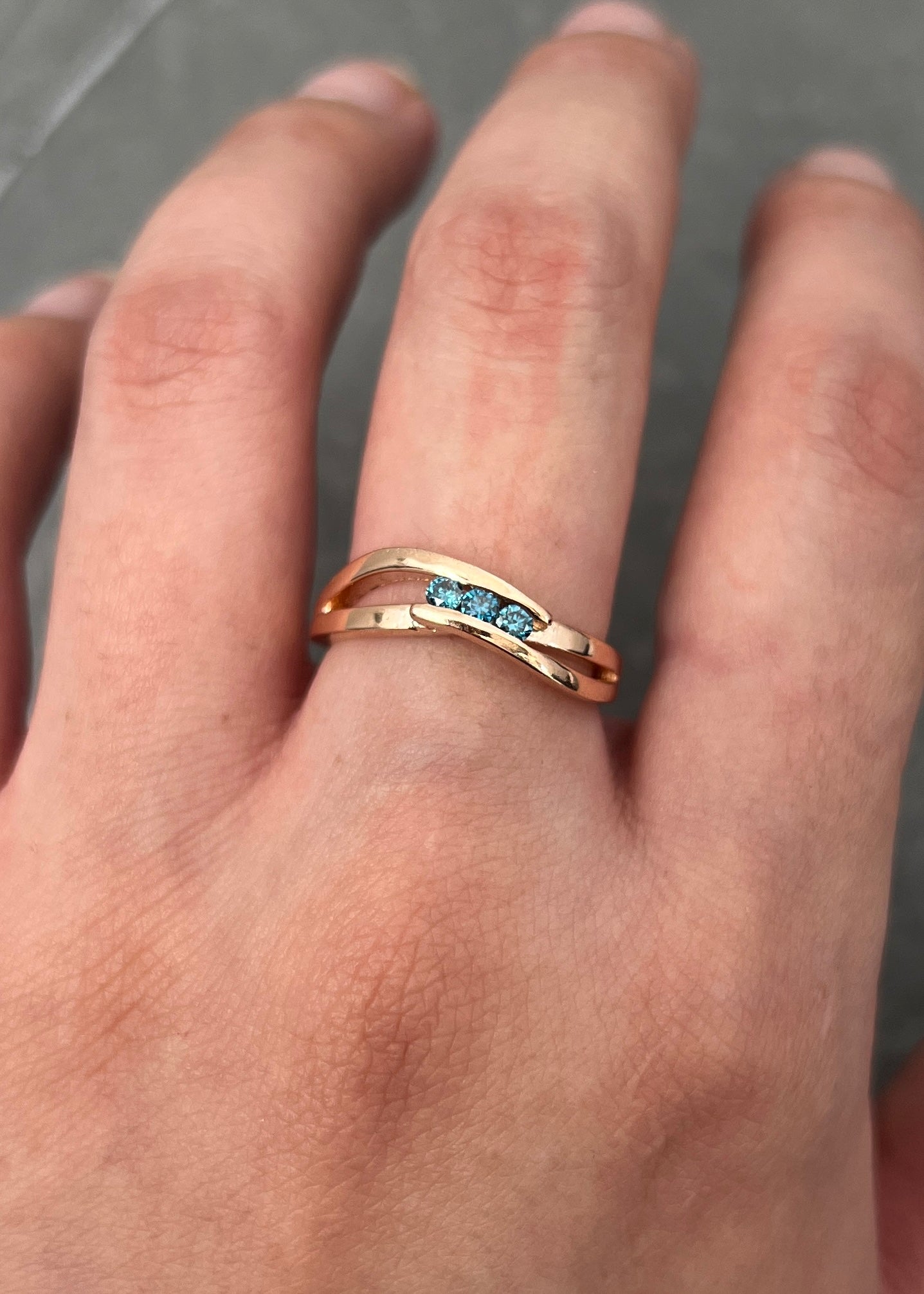 Anillo con 15pts de diamantes azules 3.9gr / TALLA 6 1/2 / Oro Rosado (Joya) B