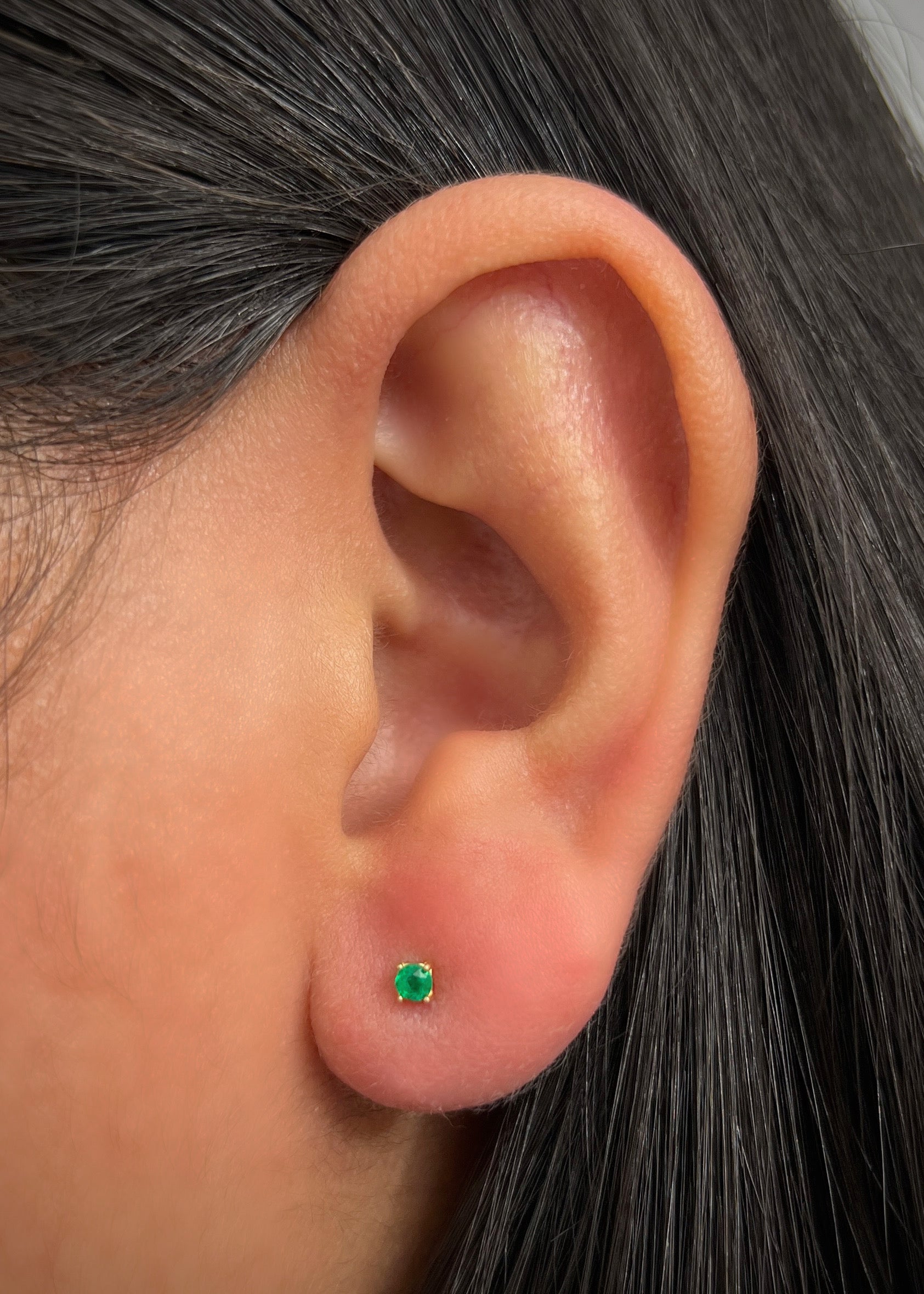 Unidad de topo 4pts de esmeralda 0.3gr / Largo 0.25cm / Oro Amarillo (Joya) B