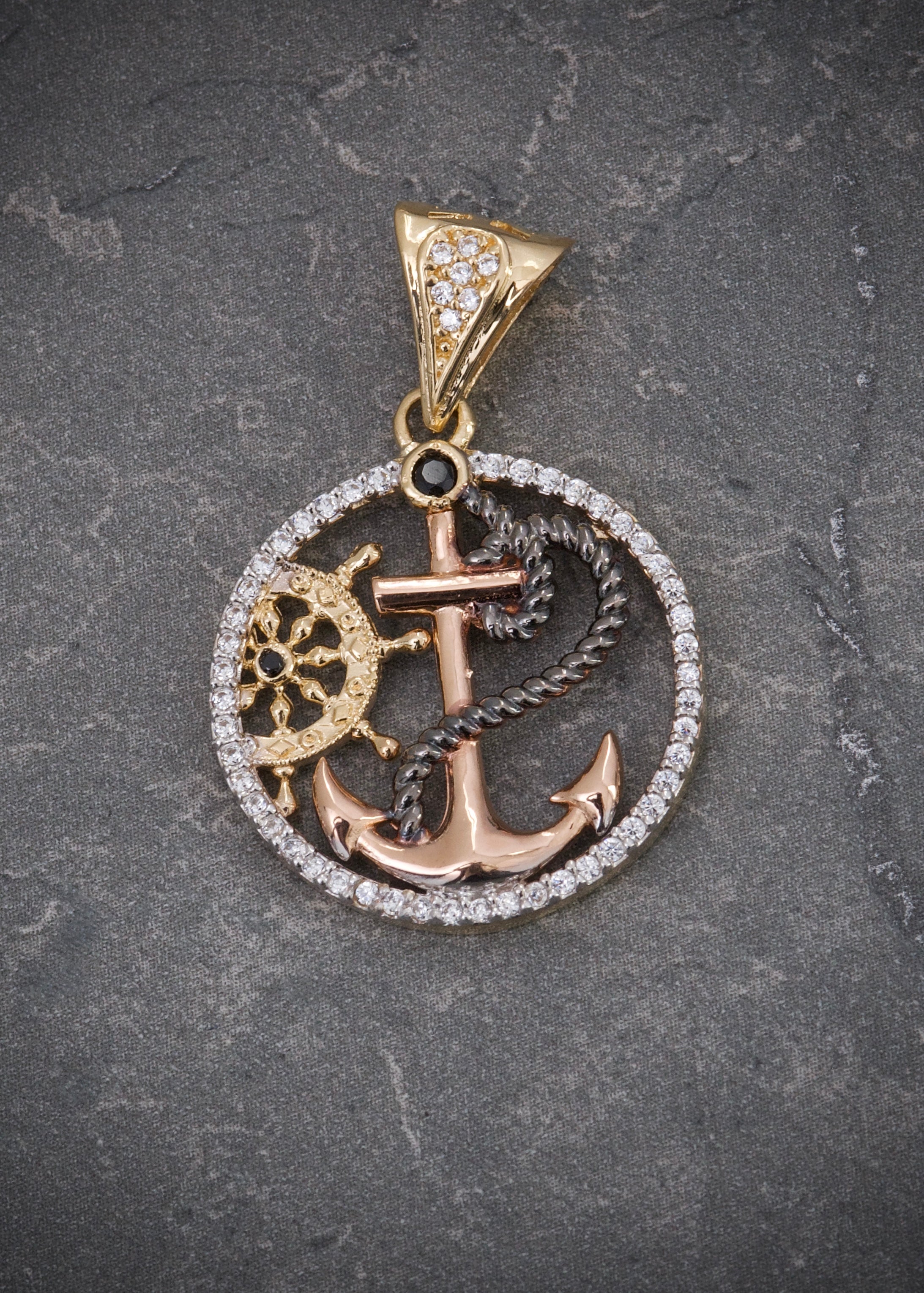 Dije ancla y timon con swarovski blanco 4.15gr / Largo 3.1cm / Dos Oros Nac P