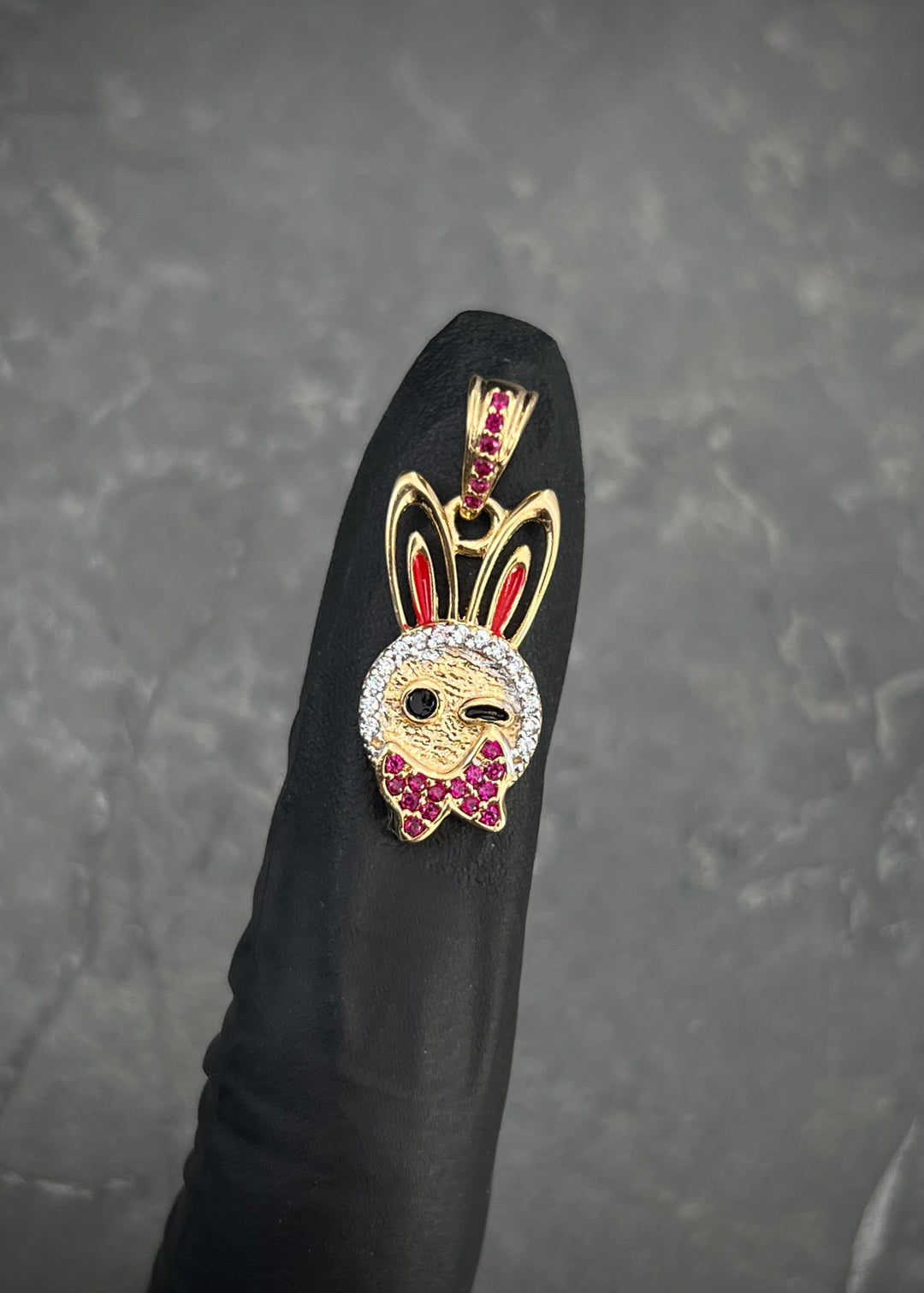 Dije conejo con swarovski blanco y fucsia 2.35gr / Largo 2.5cm — Oro Amarillo