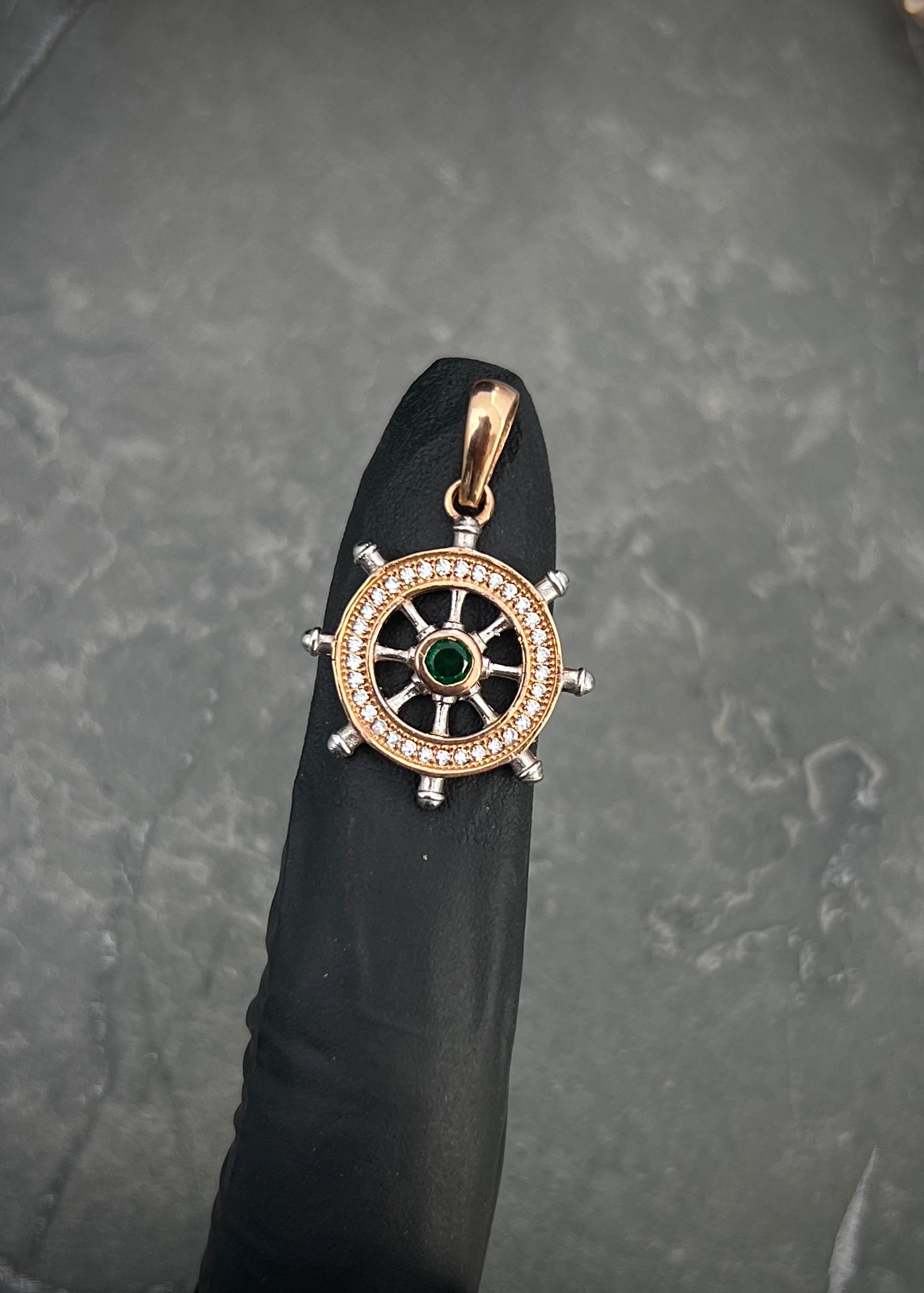 Dije timon con swarovski blanco y verde 2.65gr / Largo 2.7cm / Oro Rosado Nac P