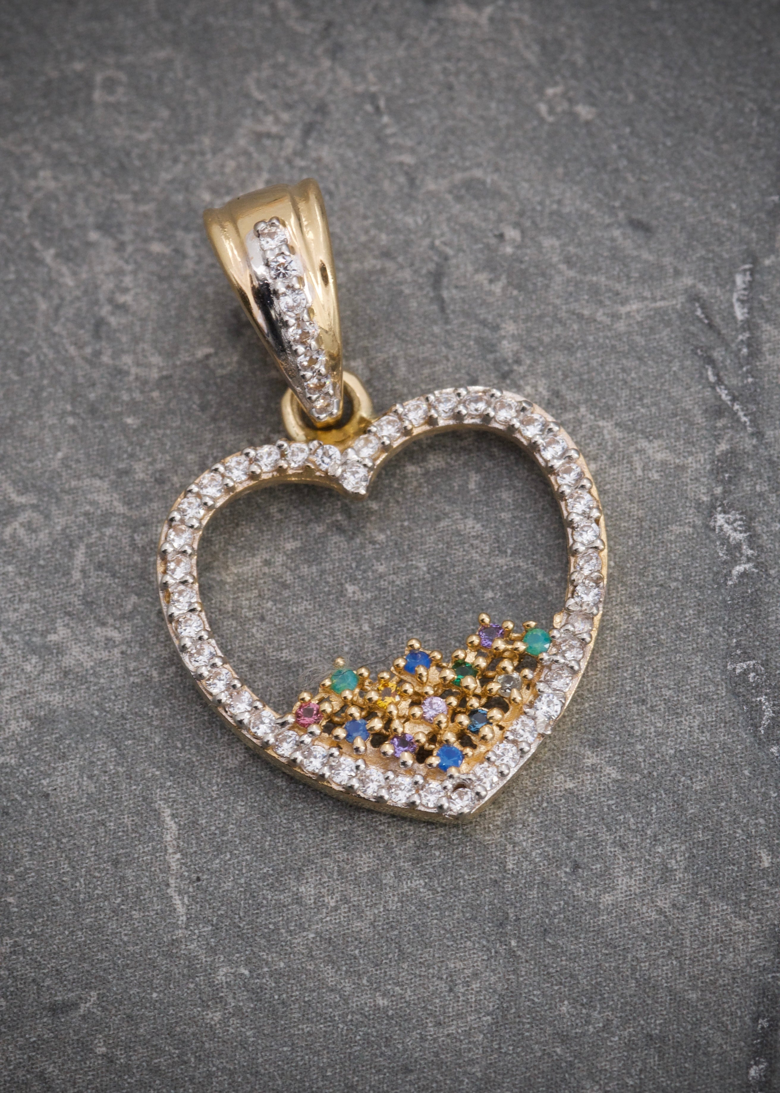 Dije corazon con swarovski multicolor 2.45gr / Largo 2.6cm / Oro Amarillo Nac P