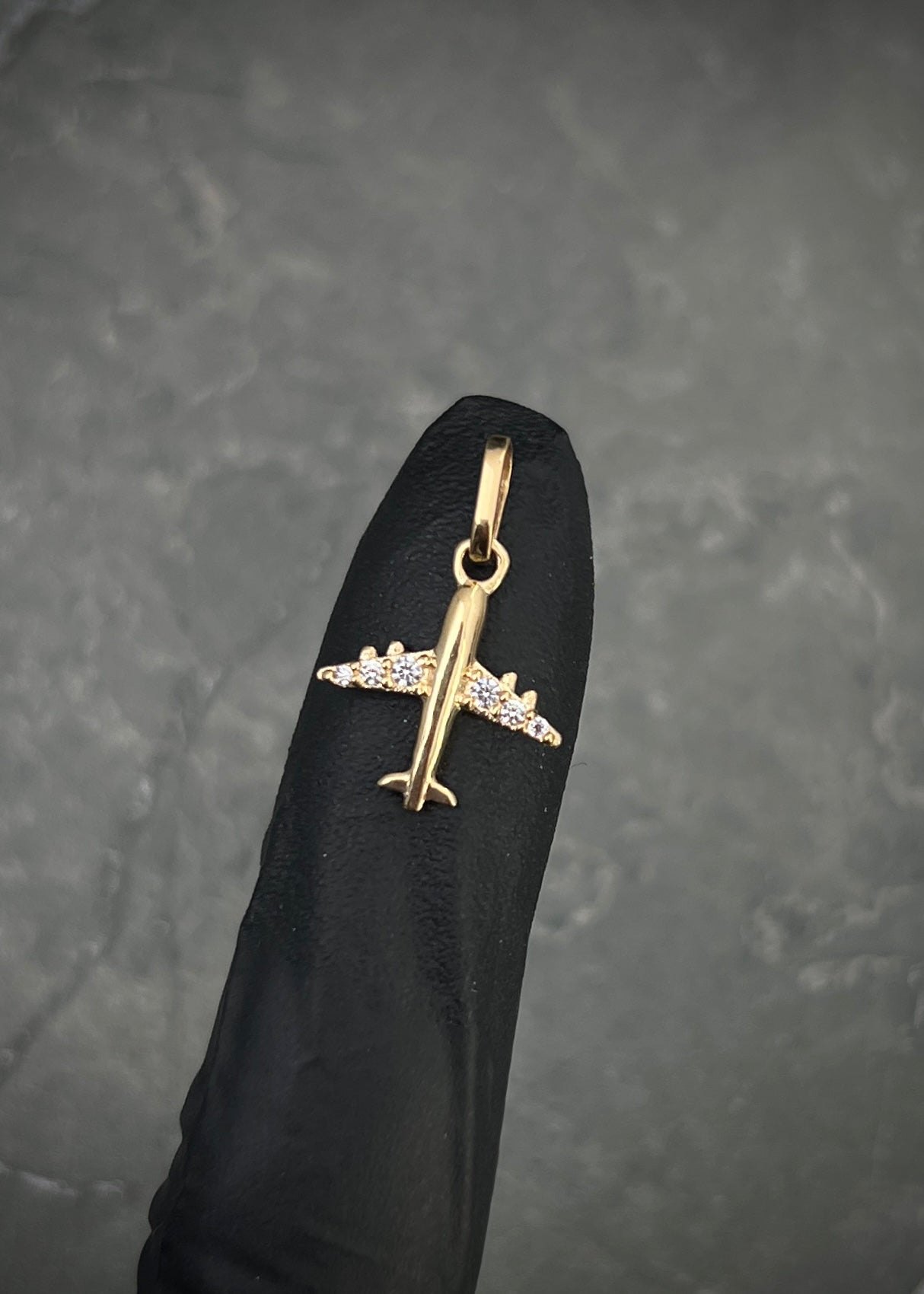 Dije avion con swarovski blanco 0.8gr / Largo 1.8cm / Oro Amarillo Nac P