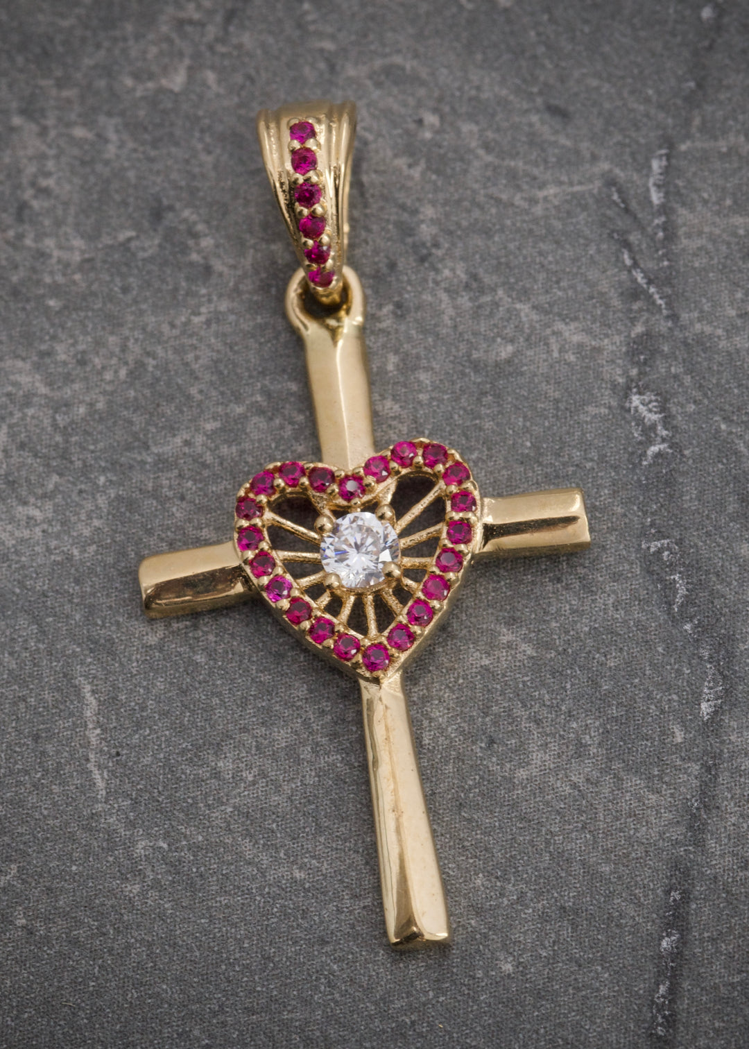 Dije cruz corazon con swarovski fucsia y blanco 1.75gr / Largo 3.3cm — Oro Amarillo