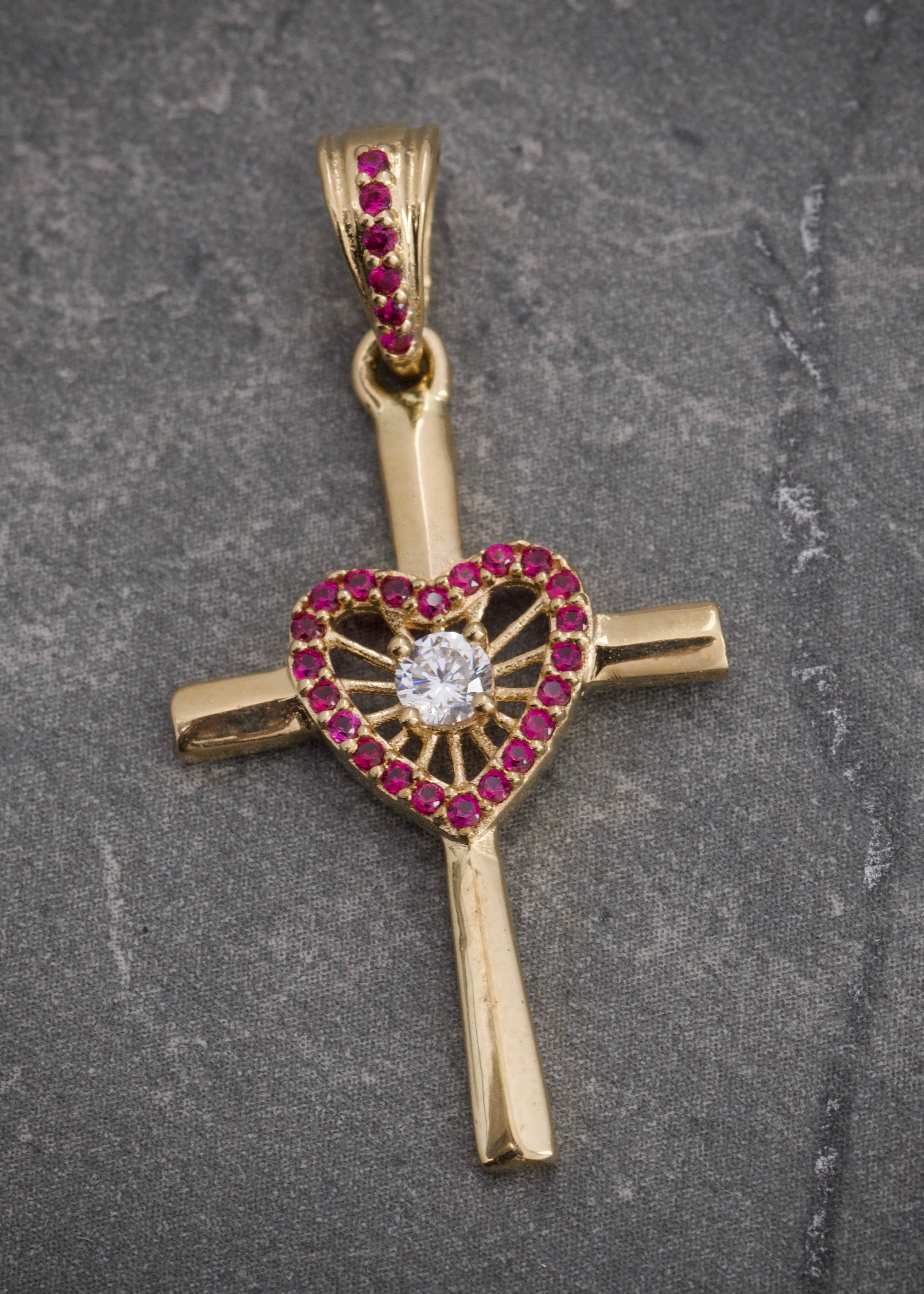 Dije cruz corazon con swarovski fucsia y blanco 1.75gr / Largo 3.3cm / Oro Amarillo Nac P