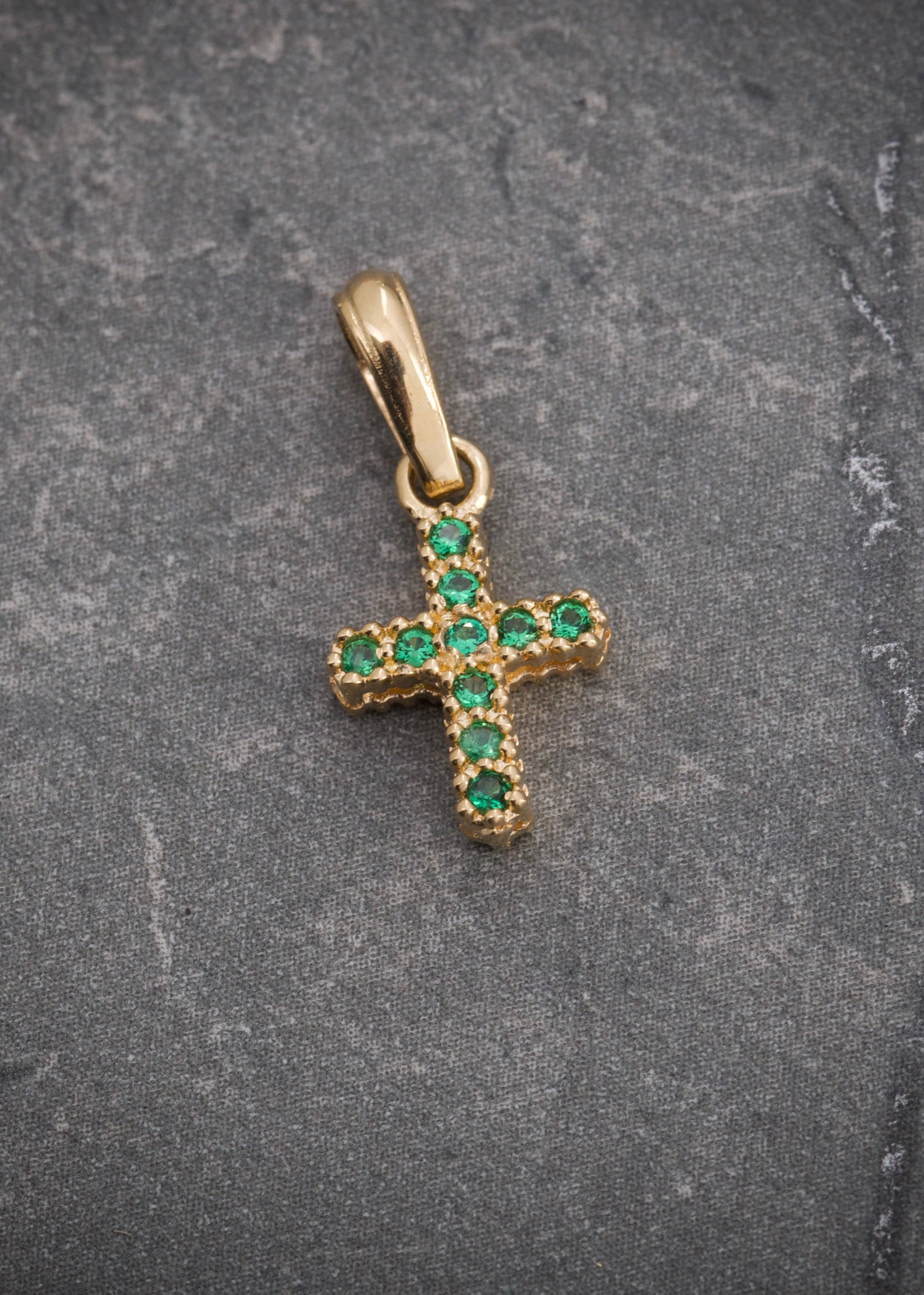 Dije cruz con swarrovski verde y blanco 0.95gr / Largo 1.3cm / Oro Amarillo Nac P