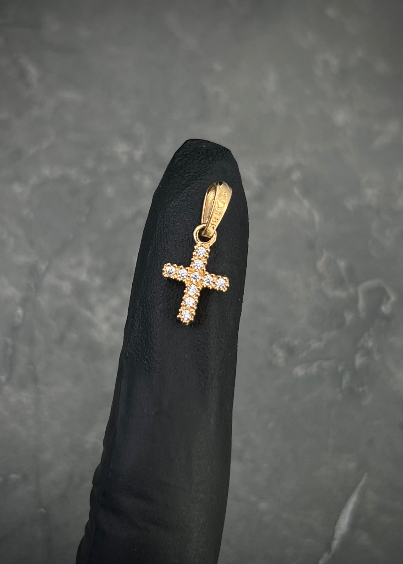 Dije cruz con swarrovski verde y blanco 0.95gr / Largo 1.3cm / Oro Amarillo Nac P