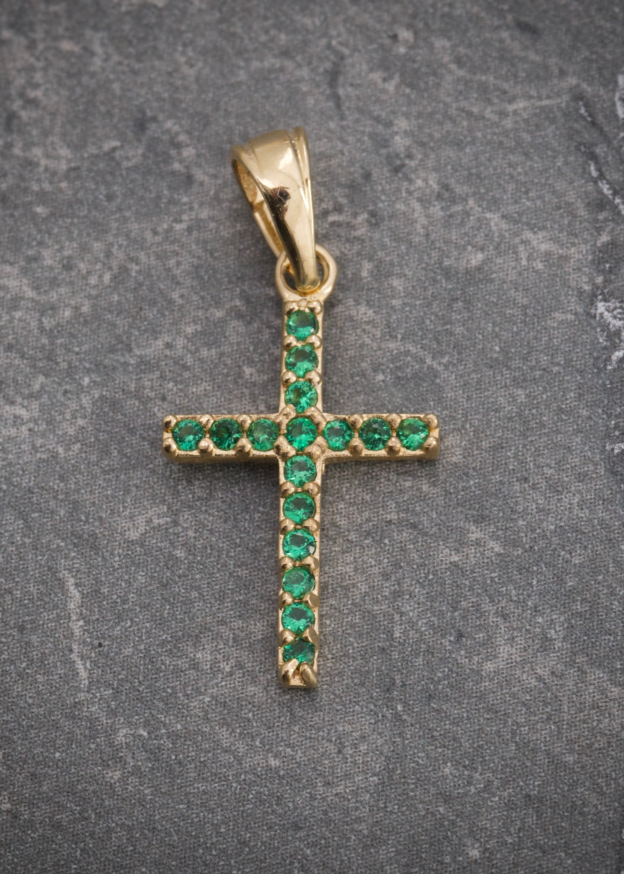 Dije cruz con swarovski verde 0.8gr / Largo 2.2cm / Oro Amarillo Nac P