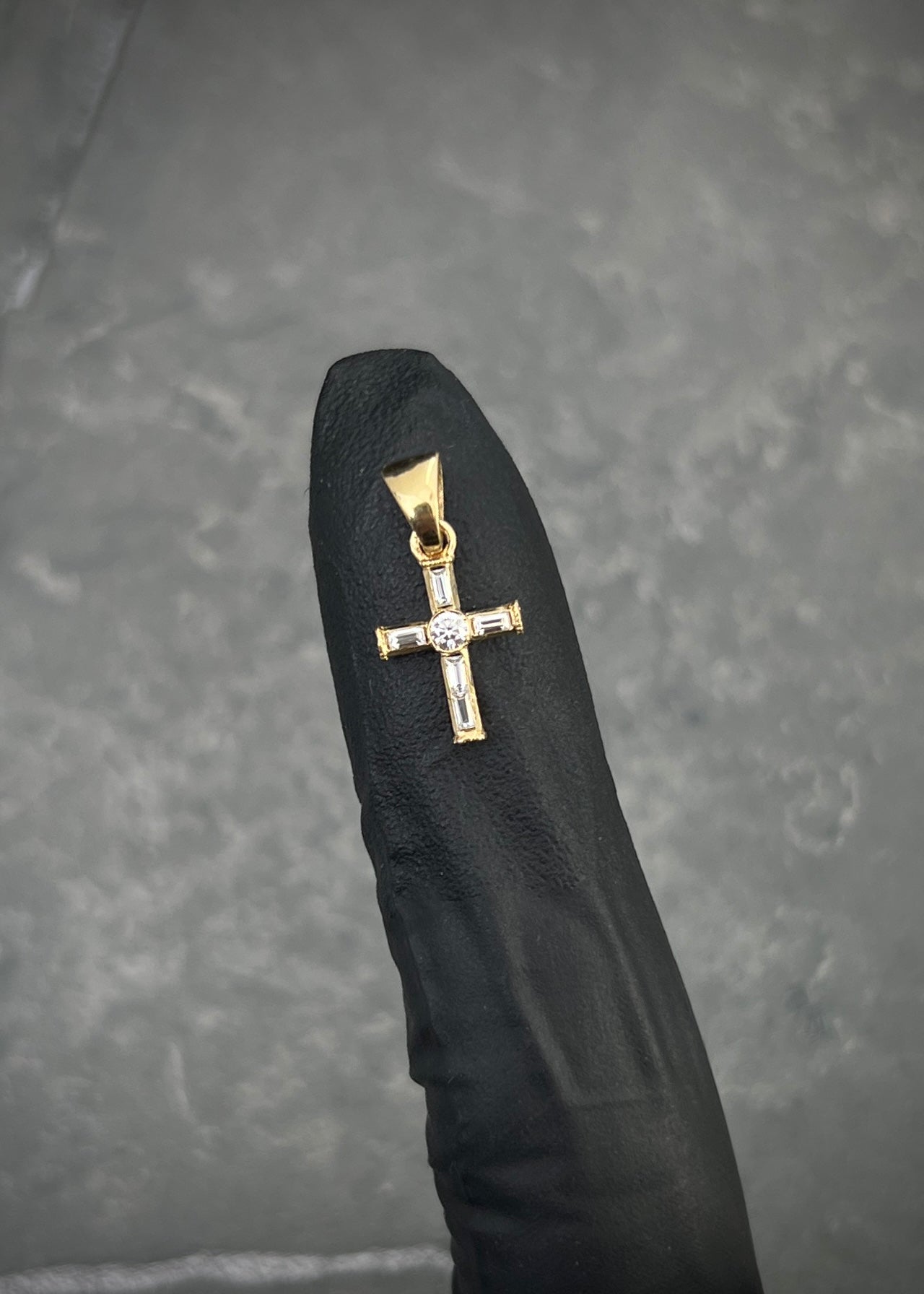 Dije cruz con 12pts de moissanita blanca 0.5gr / Largo 1.6cm / Oro Amarillo (Joya) M