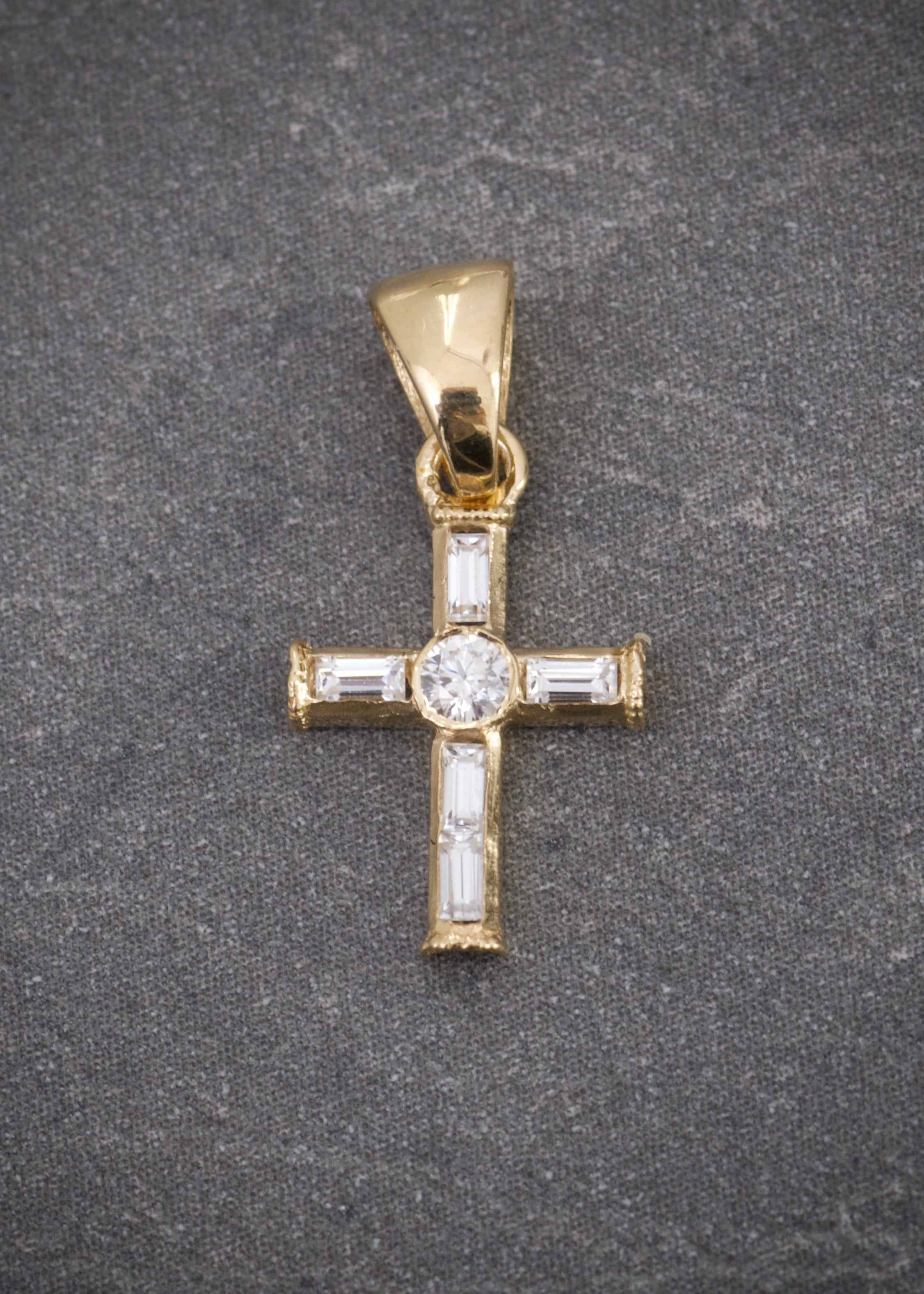 Dije cruz con 12pts de moissanita blanca 0.5gr / Largo 1.6cm / Oro Amarillo (Joya) M