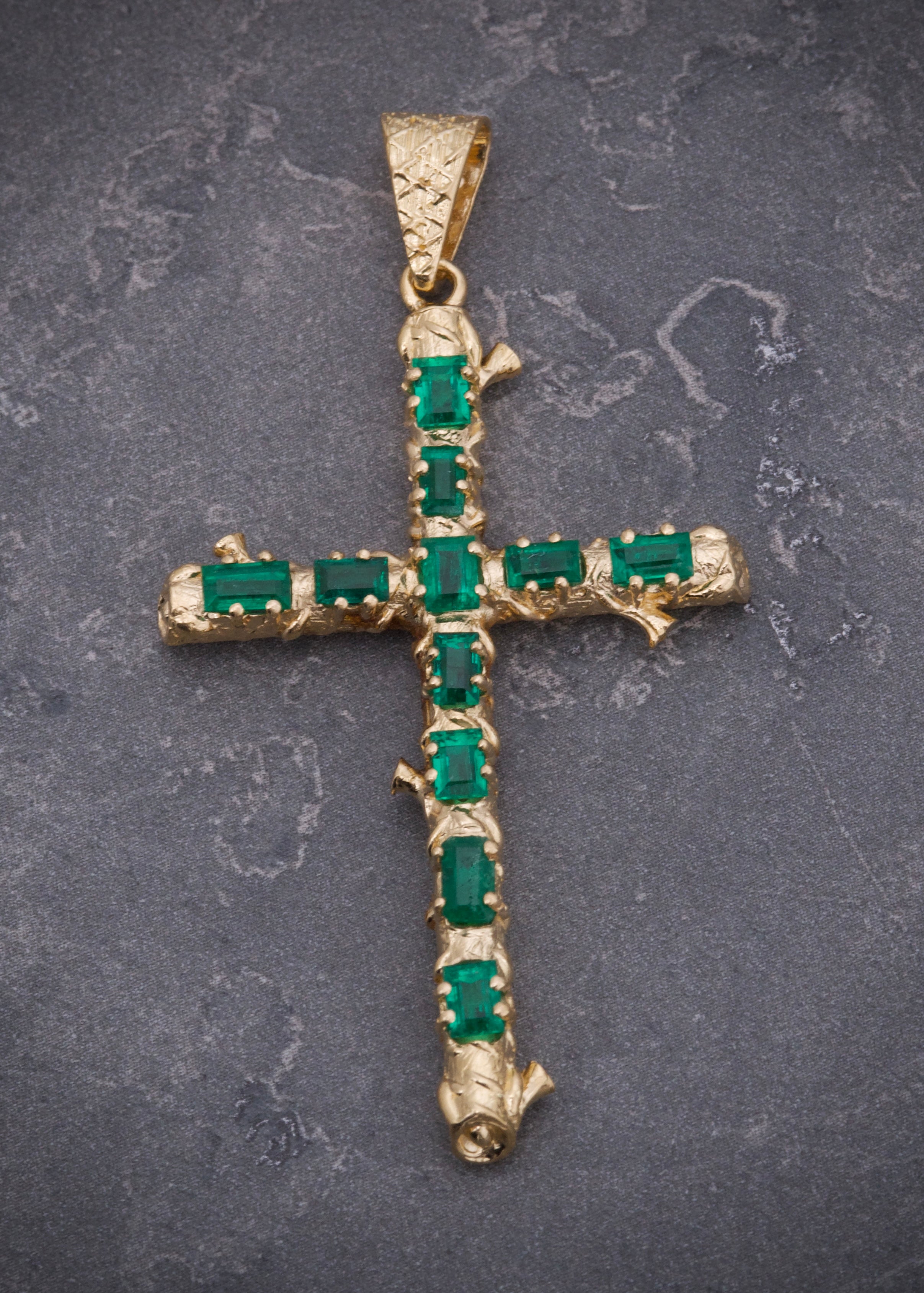 Dije cruz con 187pts de esmeralda 5.45gr / Largo 5.7cm / Oro Amarillo (Joya) M