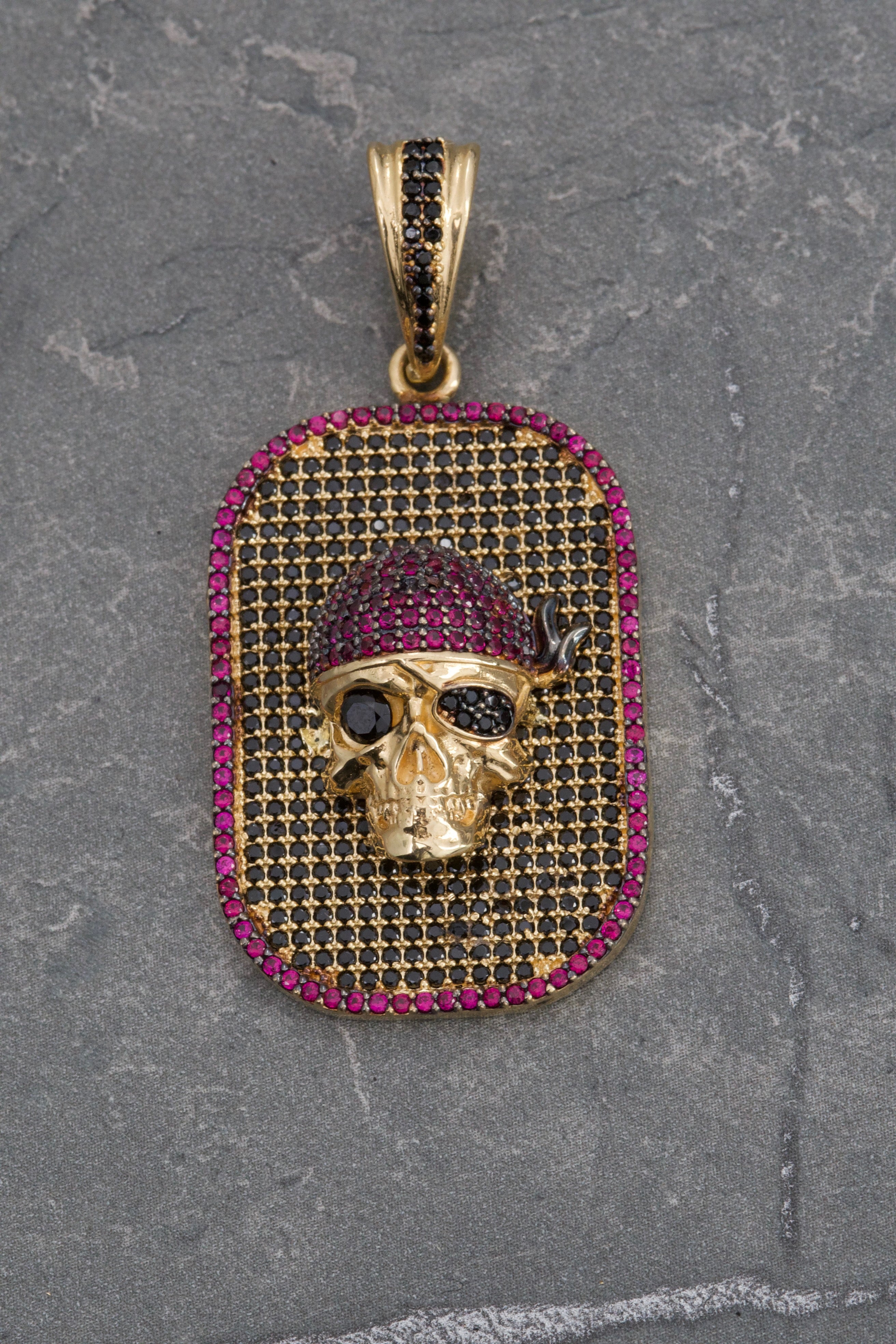 Dije placa calavera con swarovski negro y rosado 10.45gr / Largo 4.7cm / Oro Amarillo Nac P