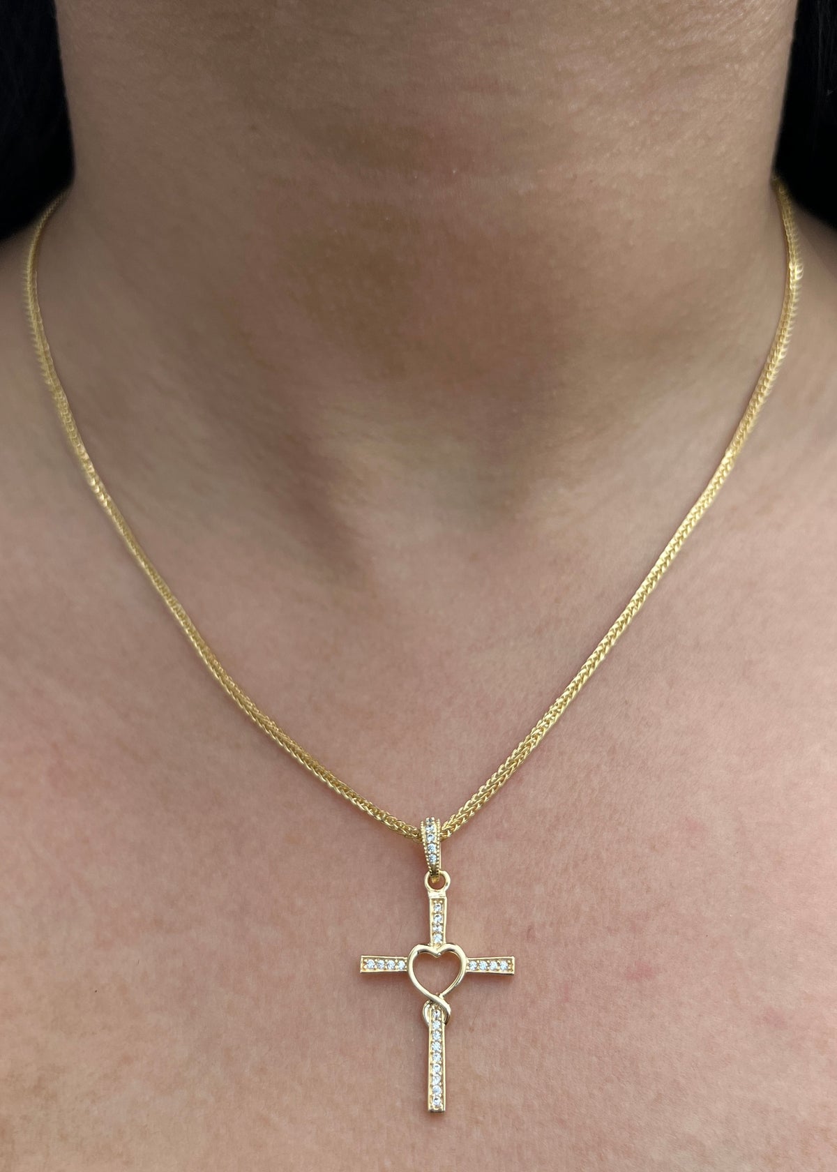 Dije de Cruz con Swarovski Blanco 1.7gr / 3.4cm / 18.4mm — Oro Amarillo