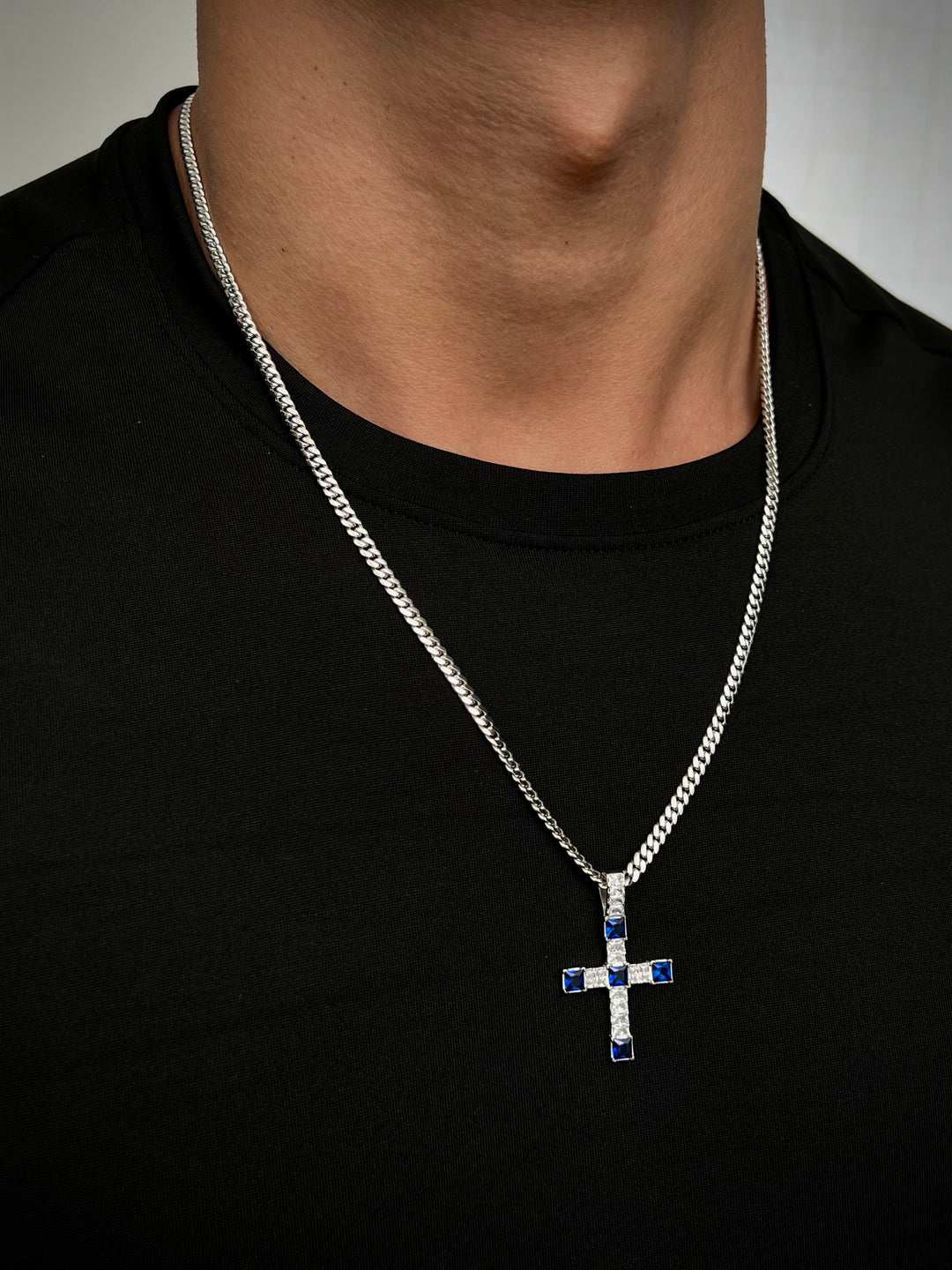 Dije cruz con swarovski blanco y azul 5.4gr / Largo 3.7cm — Oro Blanco