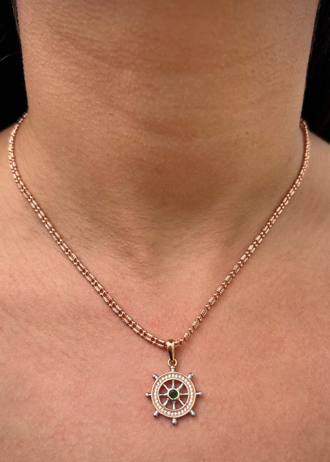 Dije timon con swarovski blanco y verde 2.65gr / Largo 2.7cm — Oro Rosado