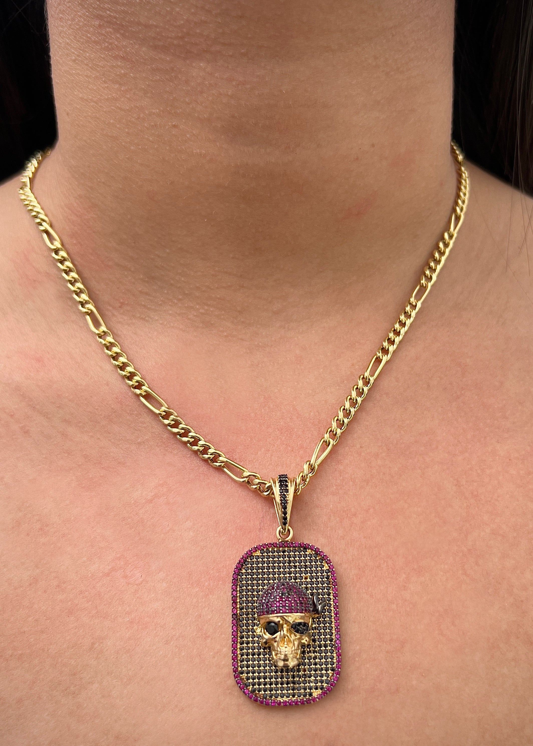 Dije placa calavera con swarovski negro y rosado 10.45gr / Largo 4.7cm / Oro Amarillo Nac P