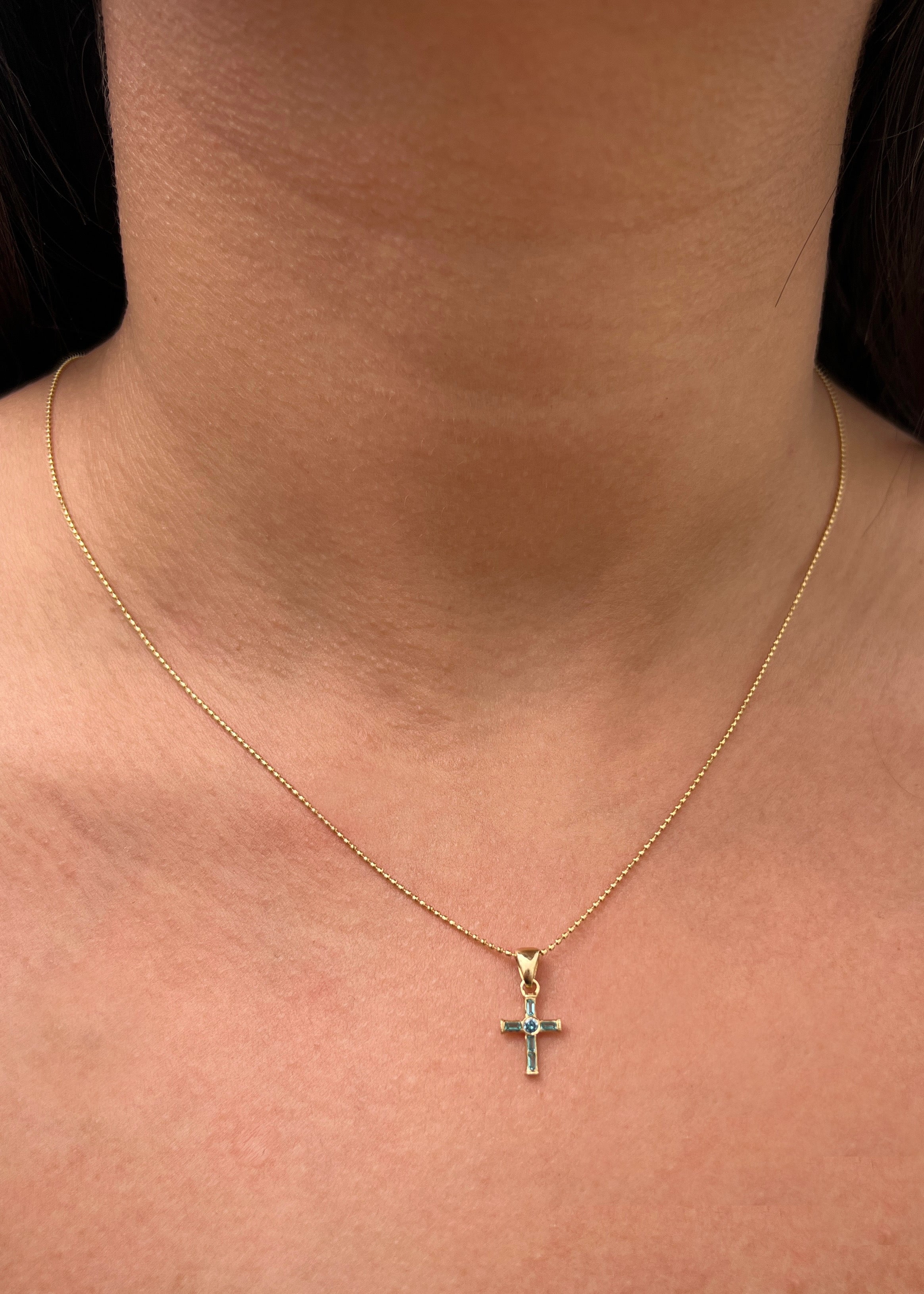 Dije cruz con 12pts de moissanita azul 0.5gr / Largo 1.6cm / Oro Amarillo (Joya) P