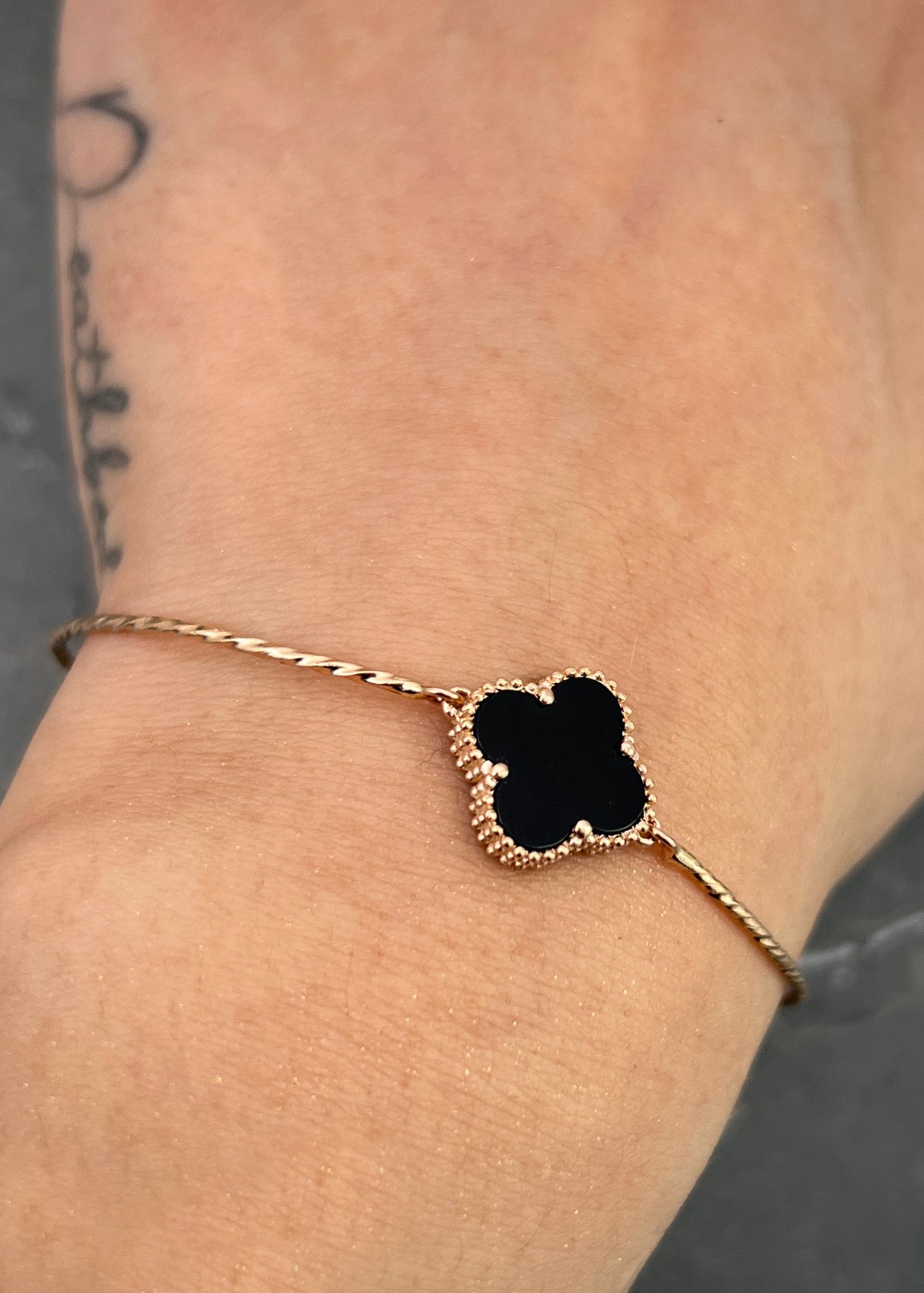 Pulso lucky clover piedra negra 3.75gr / Largo 18cm / Oro Rosado Nac M