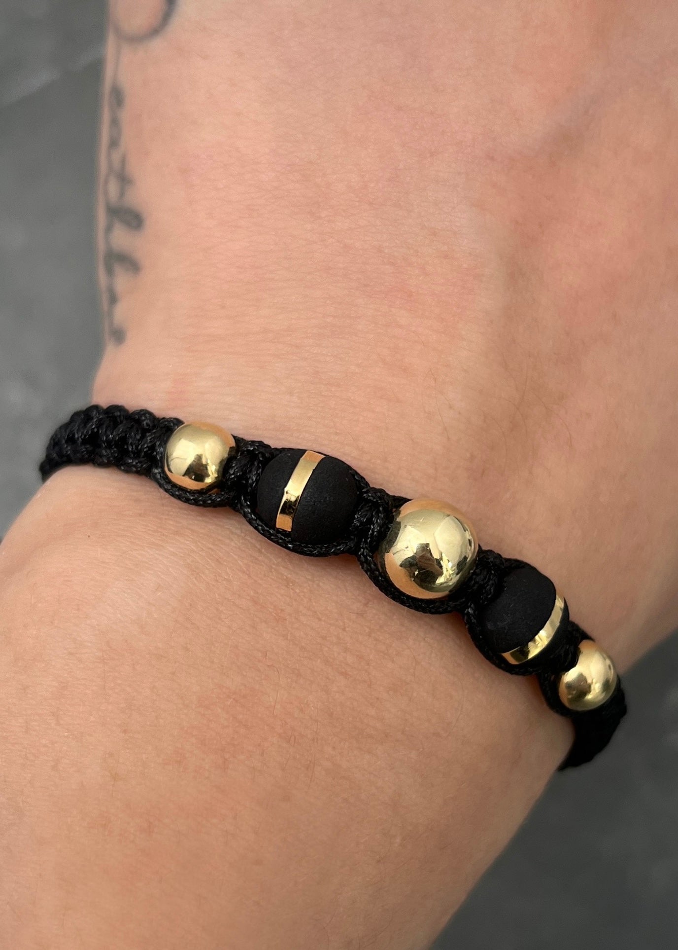Pulsera en hilo negro con bolas lisas y neoros 0.8gr / Oro Amarillo (Joya) M