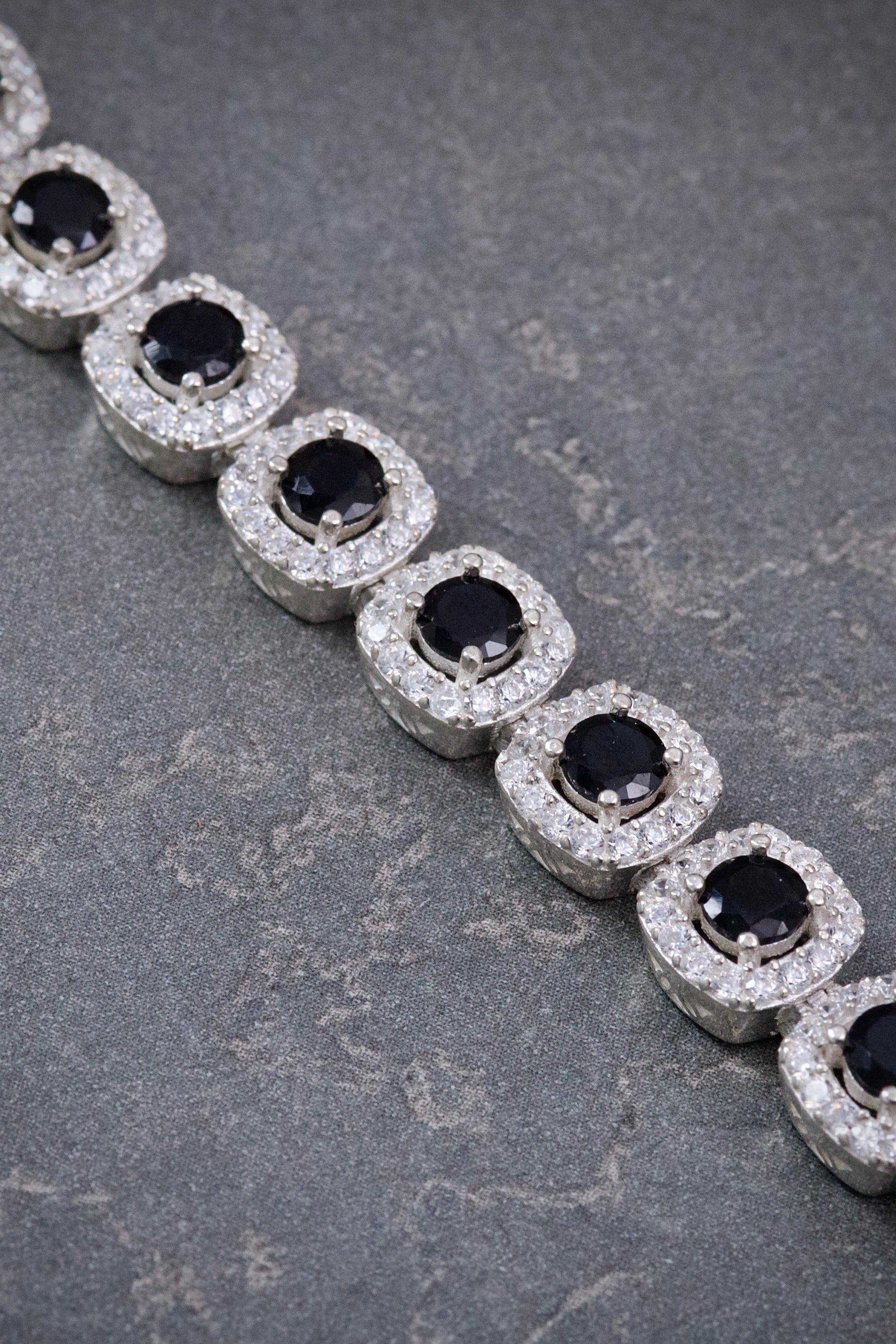 Pulso Tenis con Swarovski Negro y Blanco 21.9gr / 19cm / 7.7mm — Plata 925