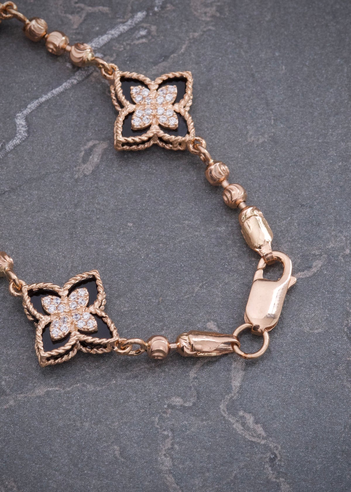 Pulso Lucky Clover Piedra Negra con Swarovski 8.8gr / 19cm / 13mm — Oro Rosado