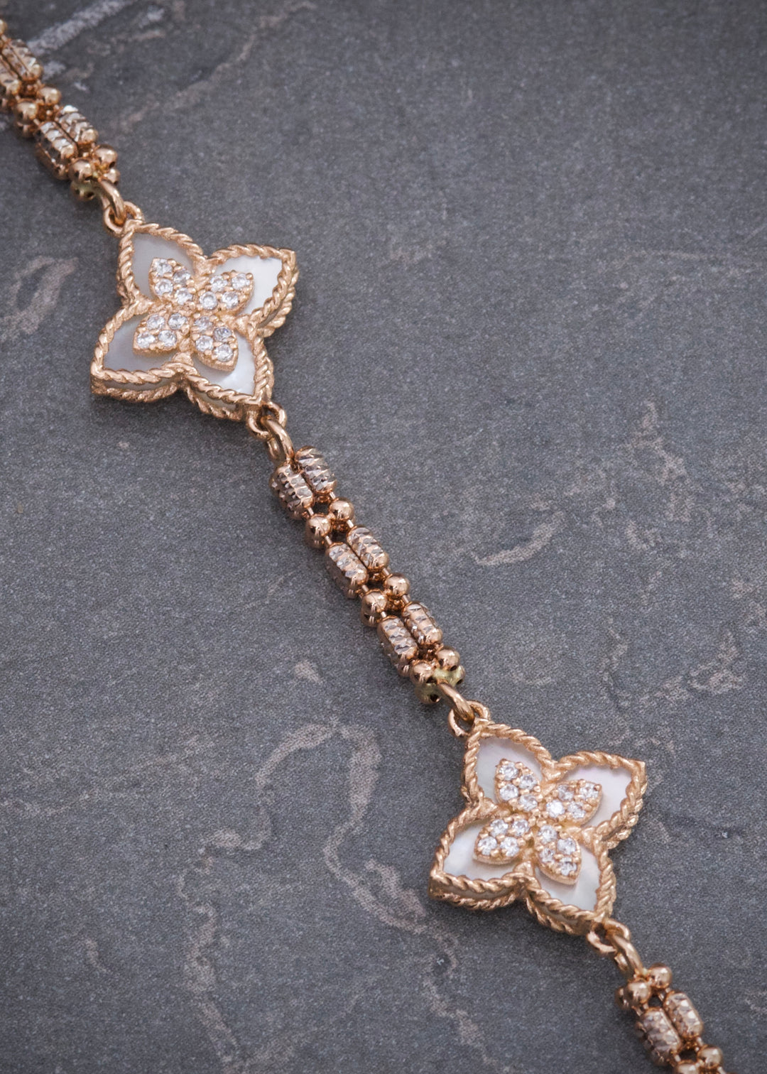 Pulso Lucky Clover Piedra Blanca con Swarovski 9.8gr / 19cm / 13mm — Oro Rosado