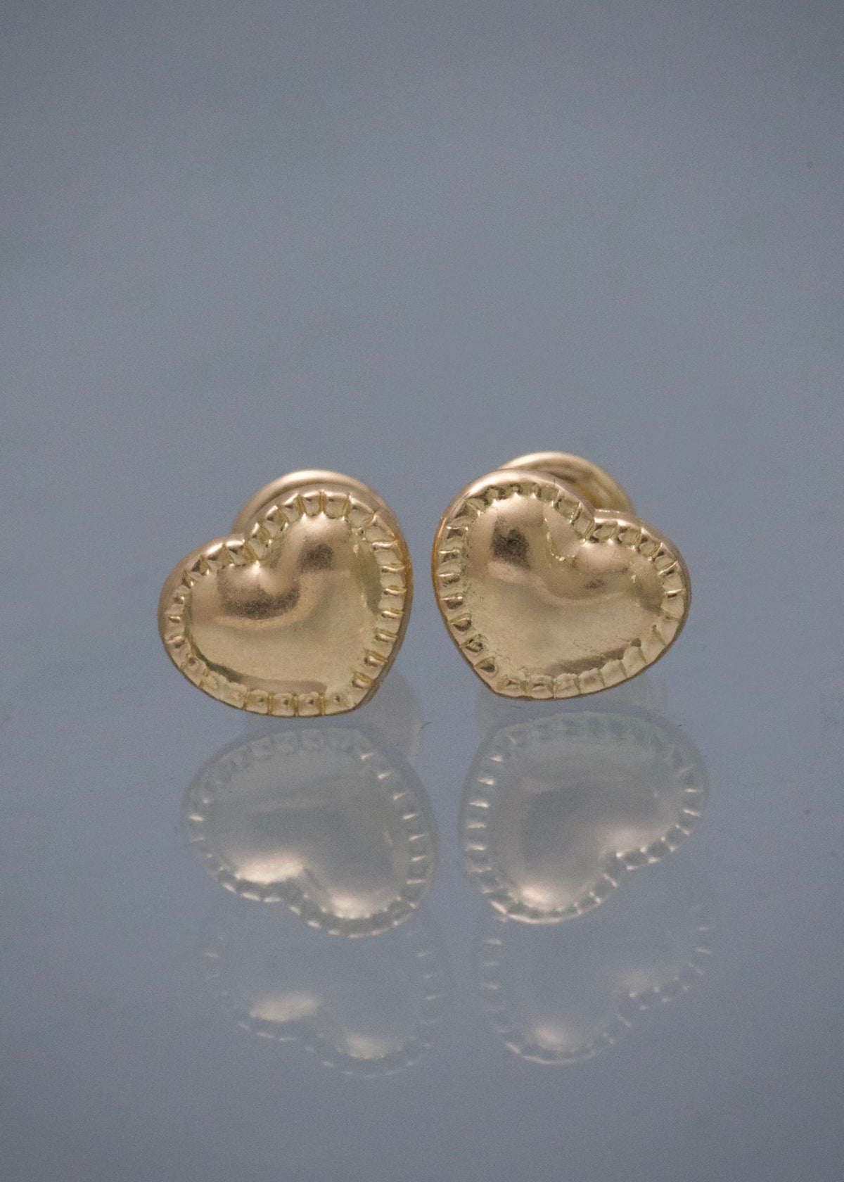 Topos Corazon con Detalle 0.7gr / 0.6cm / 8mm — Oro Amarillo