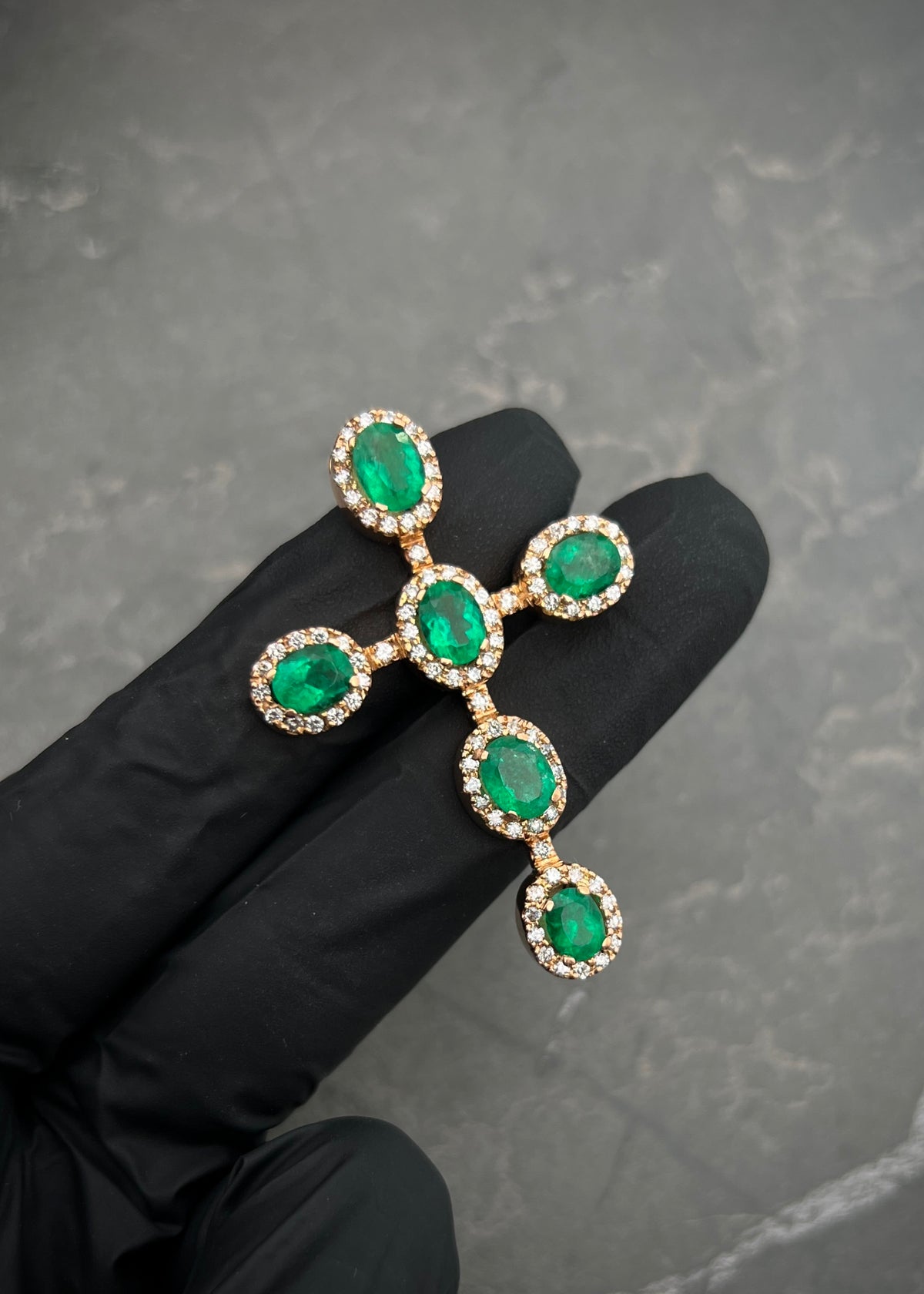 Dije Cruz con 372pts de Esmeralda y 83pts de Diamantes 15.25gr / 4.4cm / 30mm — Oro Rosado