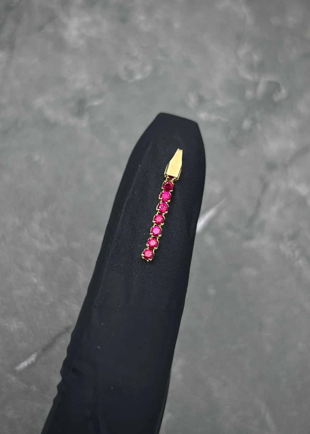 Dije con Swarovski Fucsia 0.25gr / 1.9cm / 1.8mm — Oro Amarillo