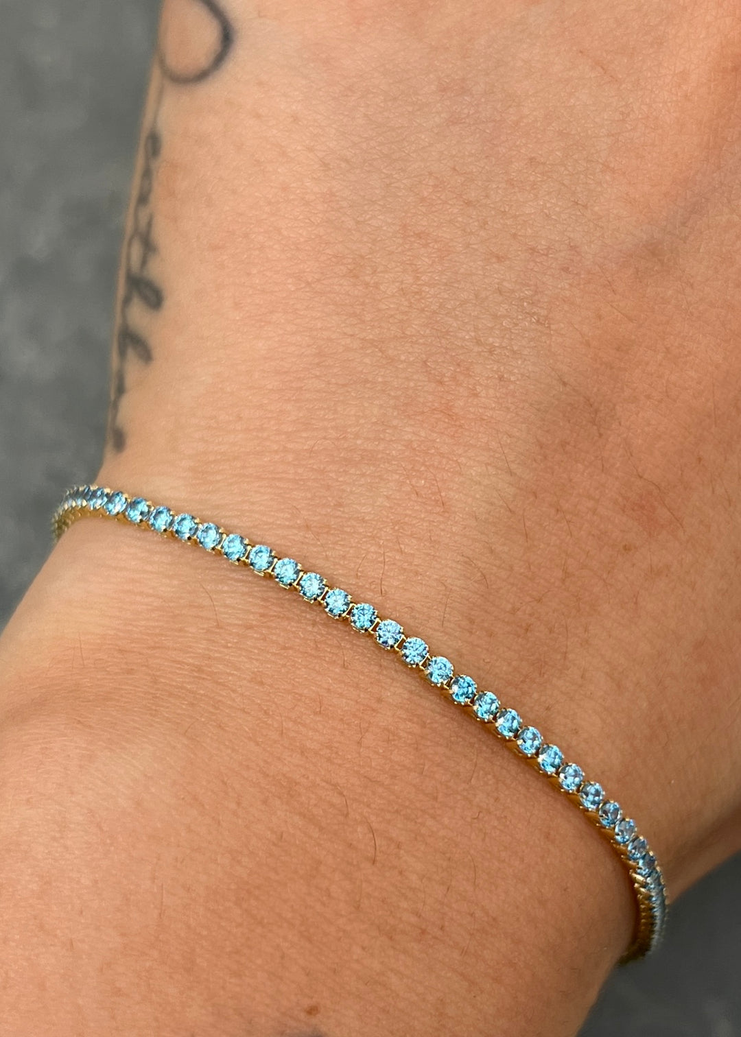 Pulso Tenis con Swarovski Azul 2.7gr / 19cm / 1.8mm — Oro Amarillo