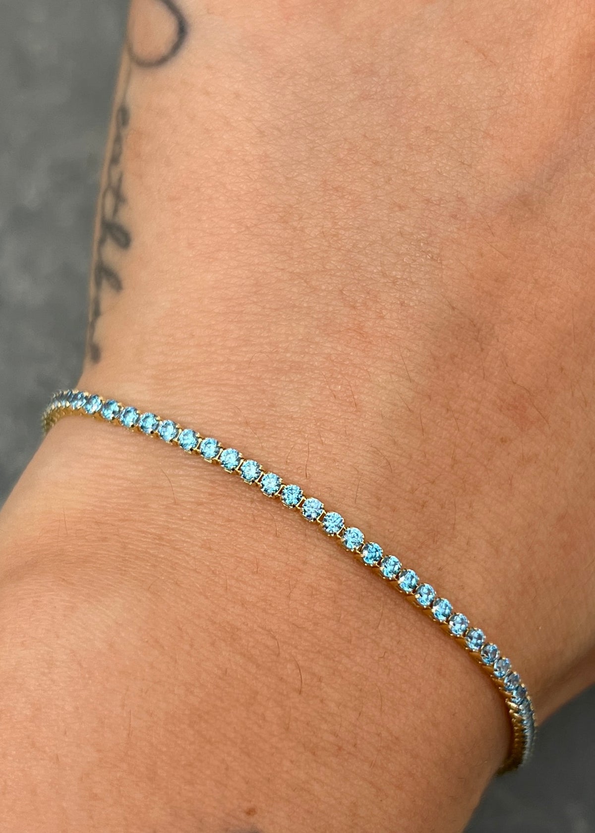 Pulso Tenis con Swarovski Azul 2.7gr / 19cm / 1.8mm — Oro Amarillo