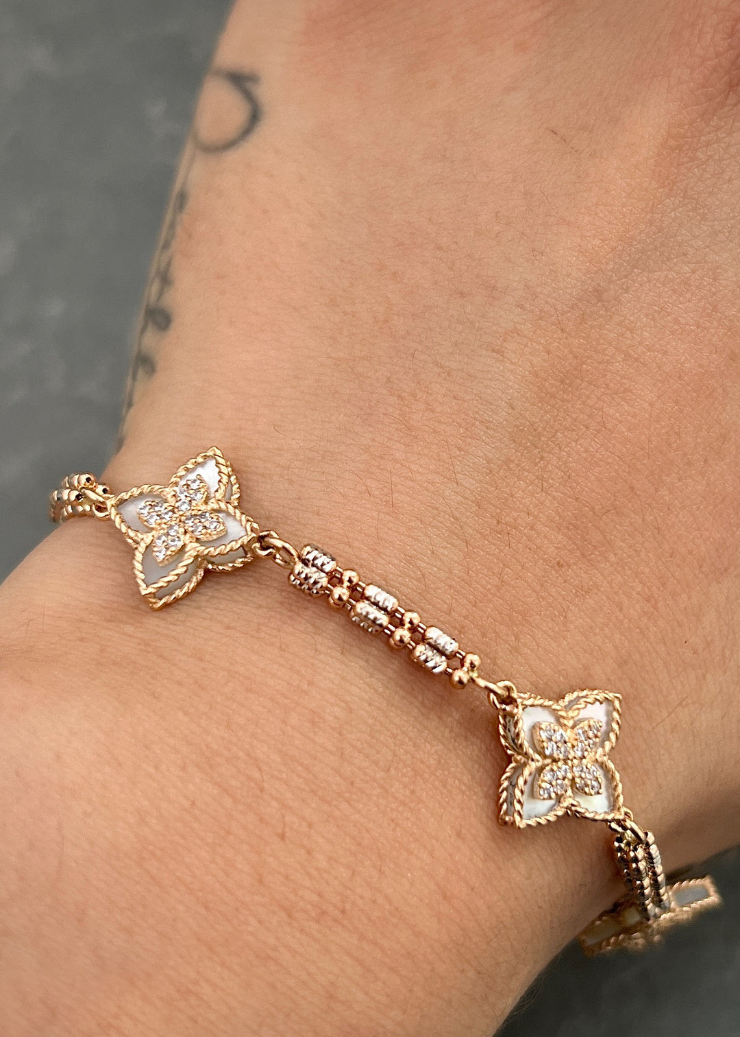 Pulso Lucky Clover Piedra Blanca con Swarovski 9.8gr / 19cm / 13mm — Oro Rosado