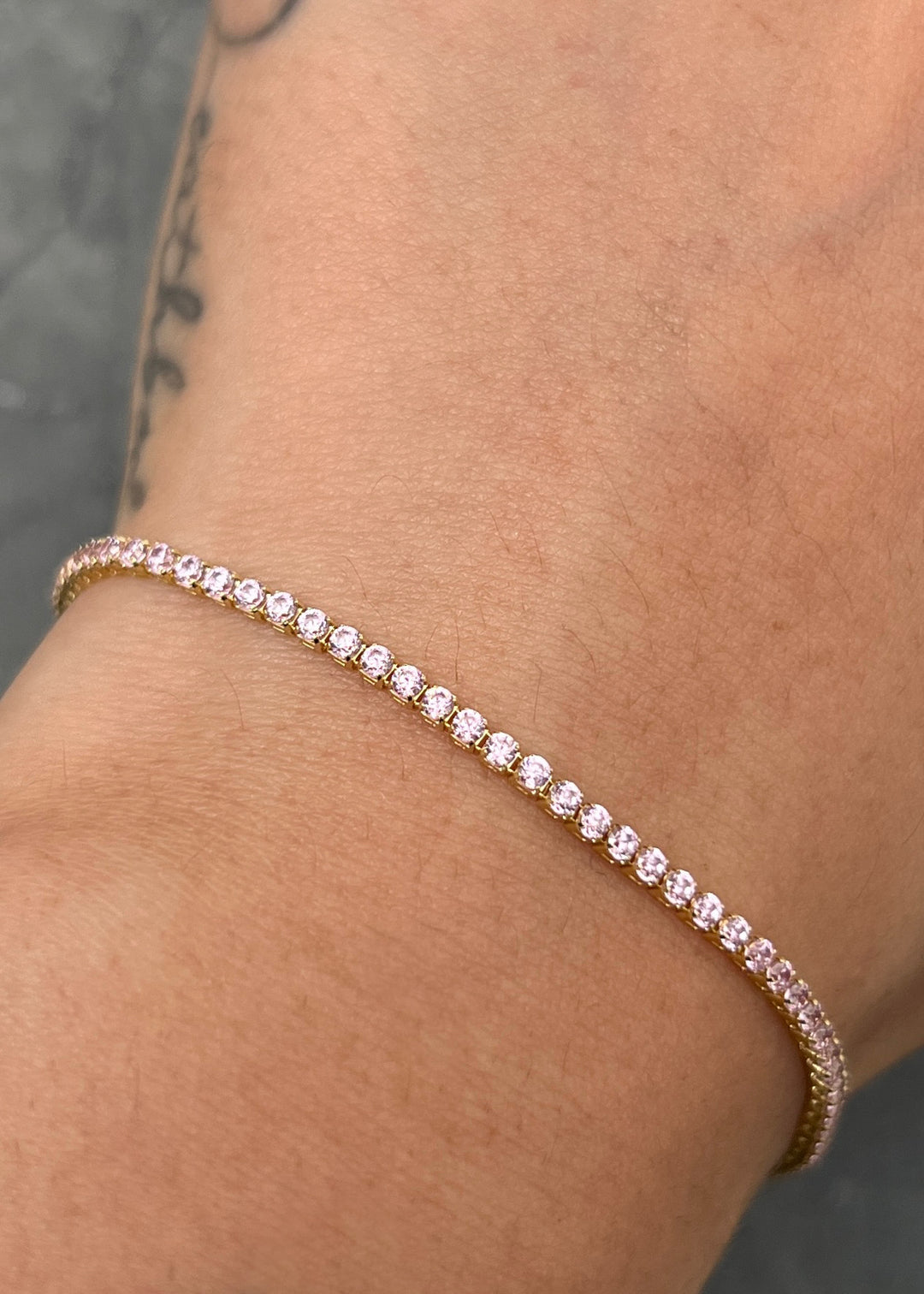 Pulso Tenis con Swarovski Rosado 2.7gr / 18cm / 1.8mm — Oro Amarillo
