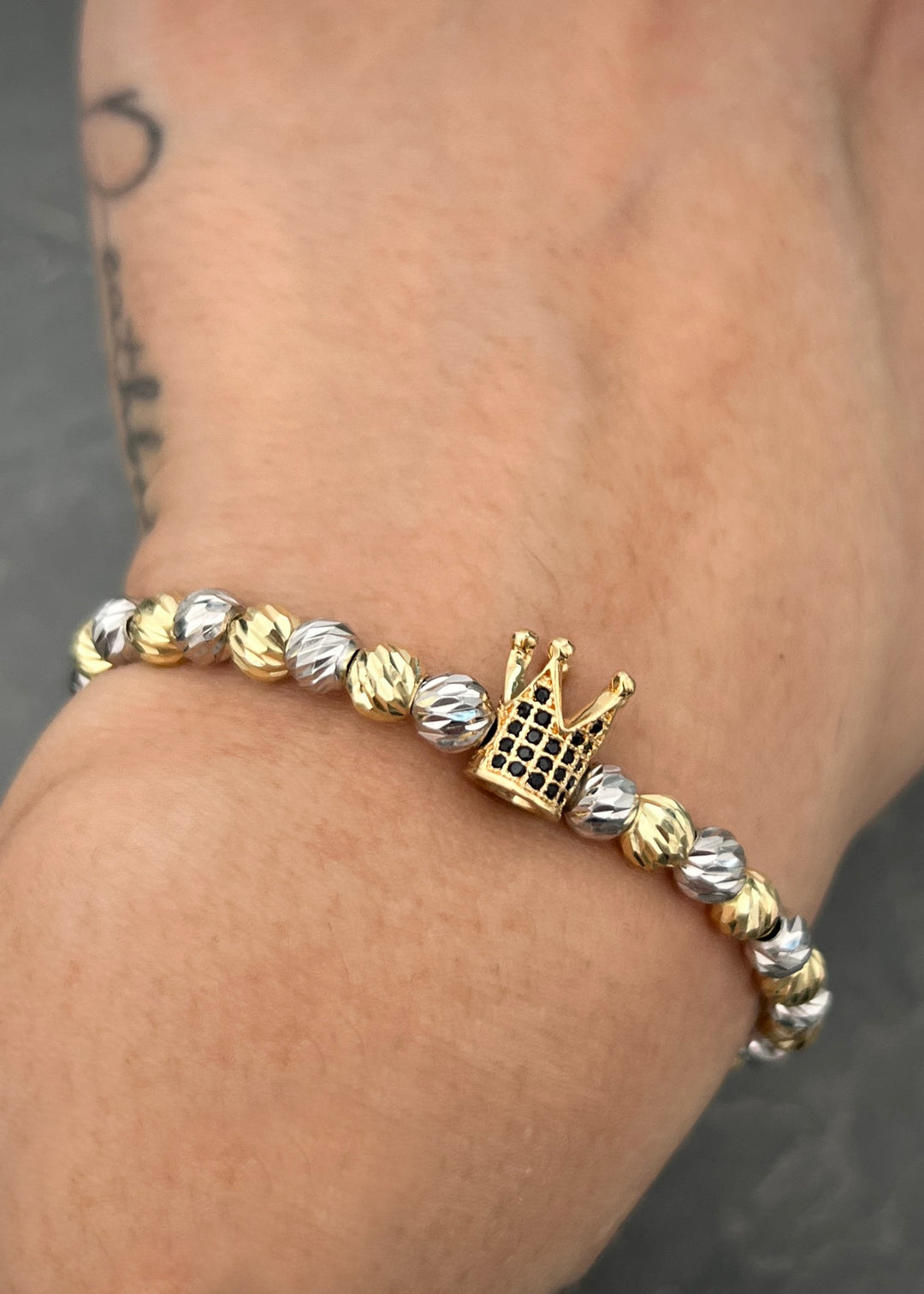 Pulsera en hilo negro con herraje de corona 6.17gr — Dos Oros