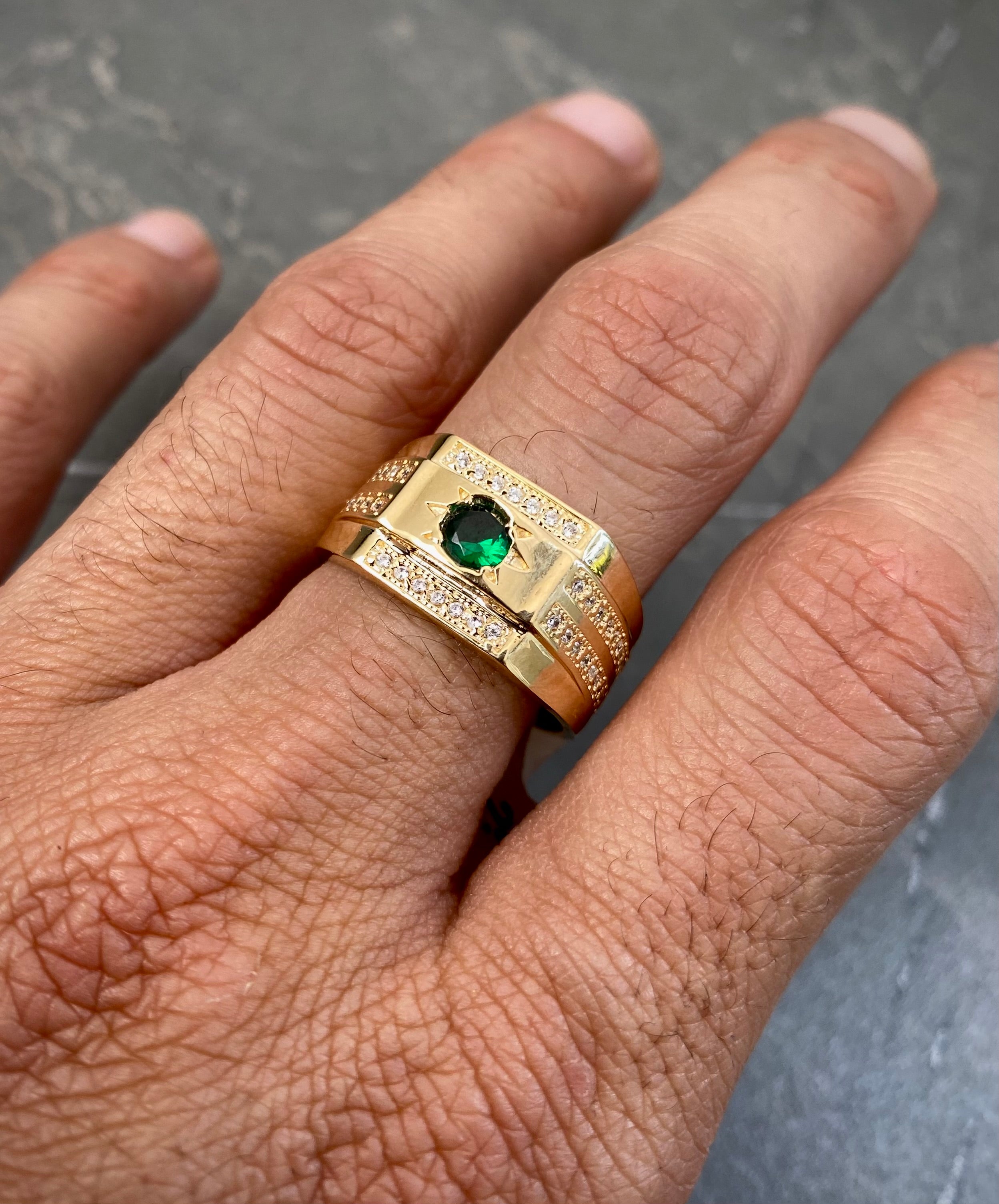 Anillo con Swarovski Verde y Blanco 5.9gr / Talla 10 1/4 — Oro Amarillo