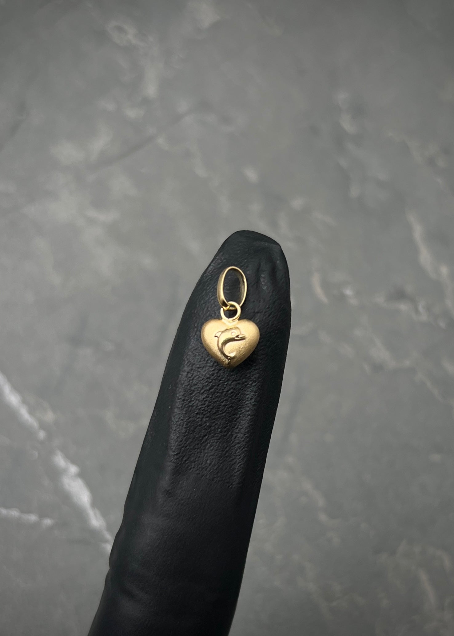 Dije de corazon con delfin 0.3gr / Largo 1.2cm / Oro Amarillo Nac B