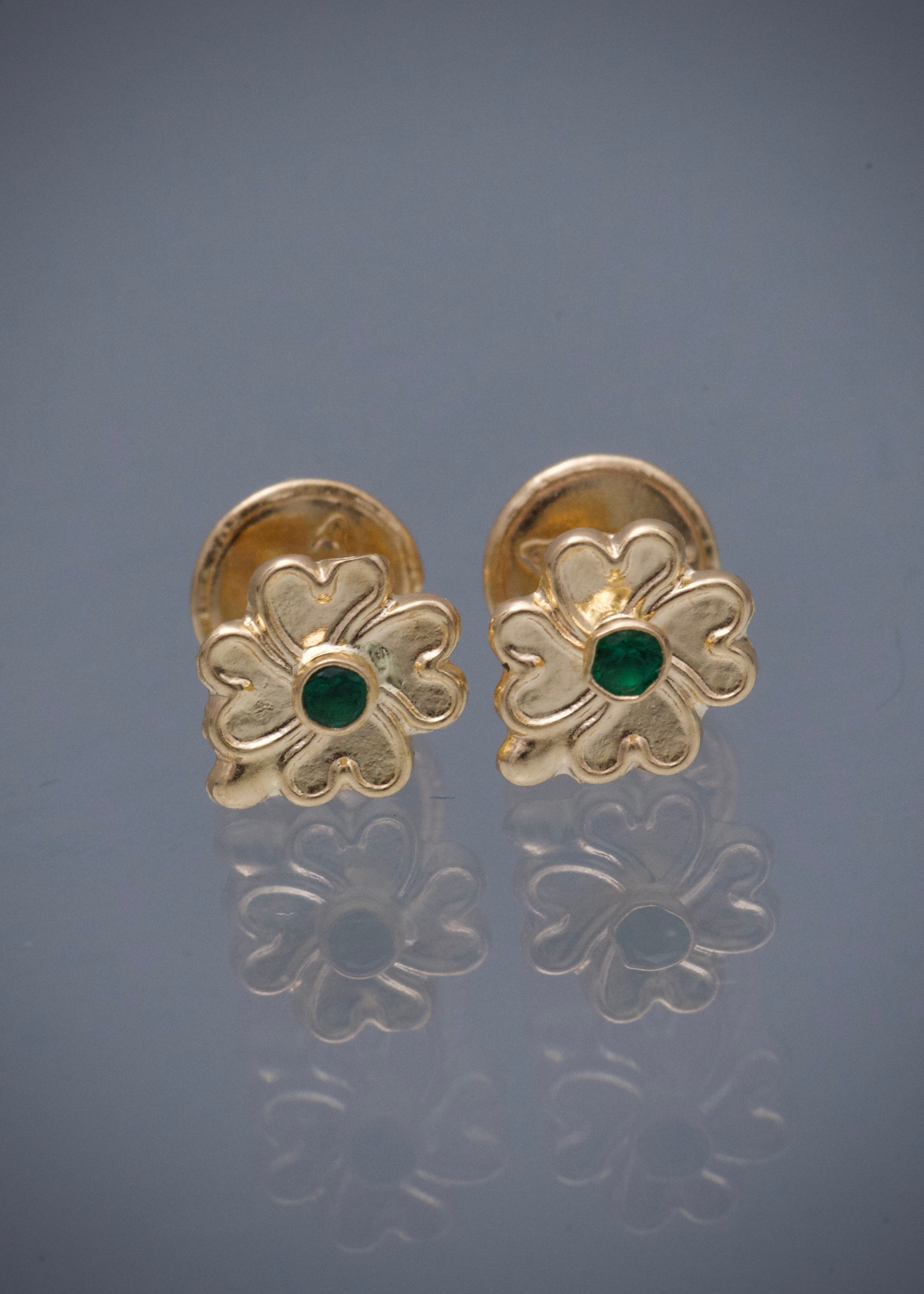 Topos trebol con swarovski verde 0.6gr / Largo 0.7cm / Oro Amarillo Nac M