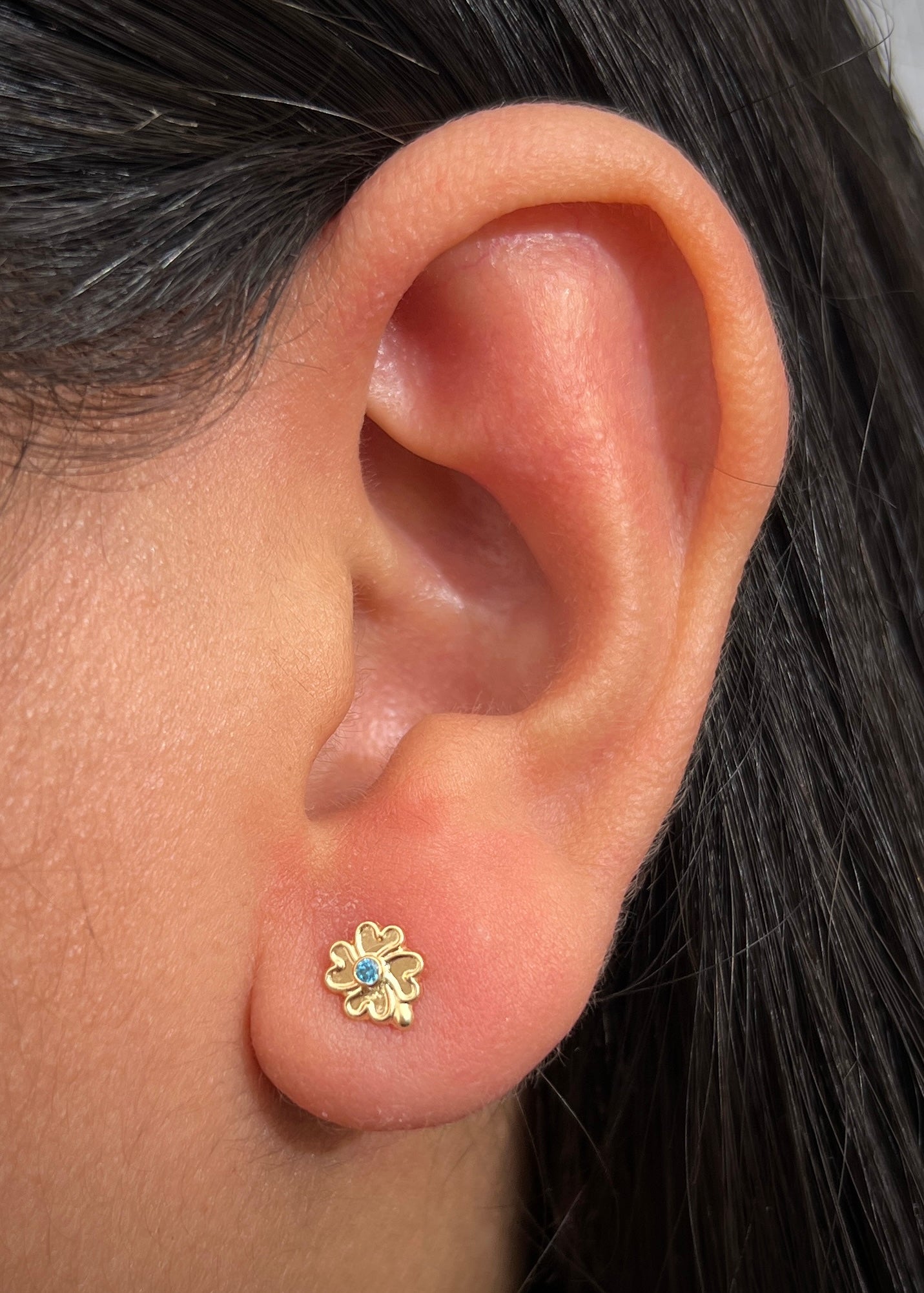 Topos trebol con swarovski azul 0.6gr / Largo 0.7cm / Oro Amarillo Nac M