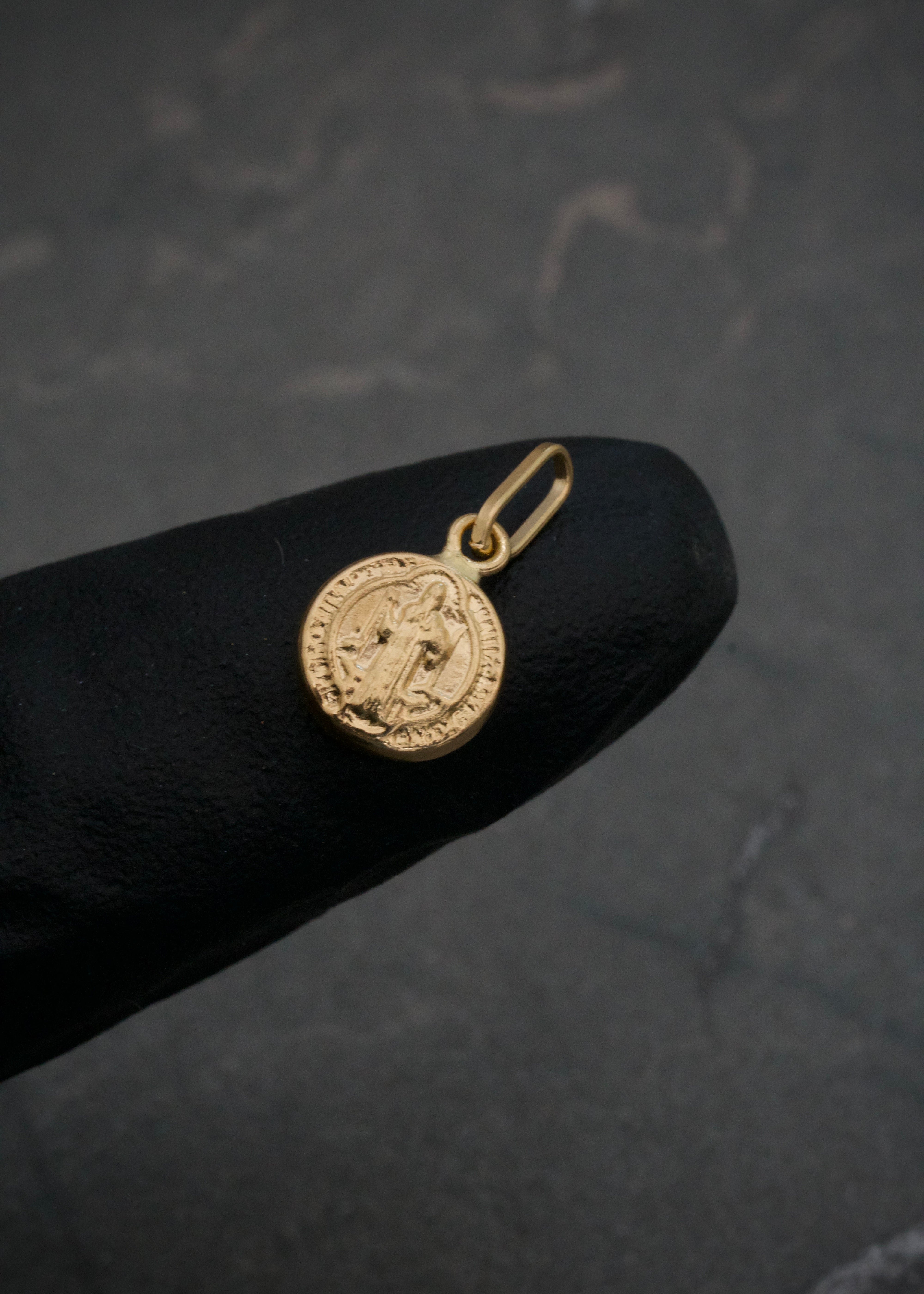 Dije de san benito 0.35gr / Largo 1.5cm / Oro Amarillo Nac B