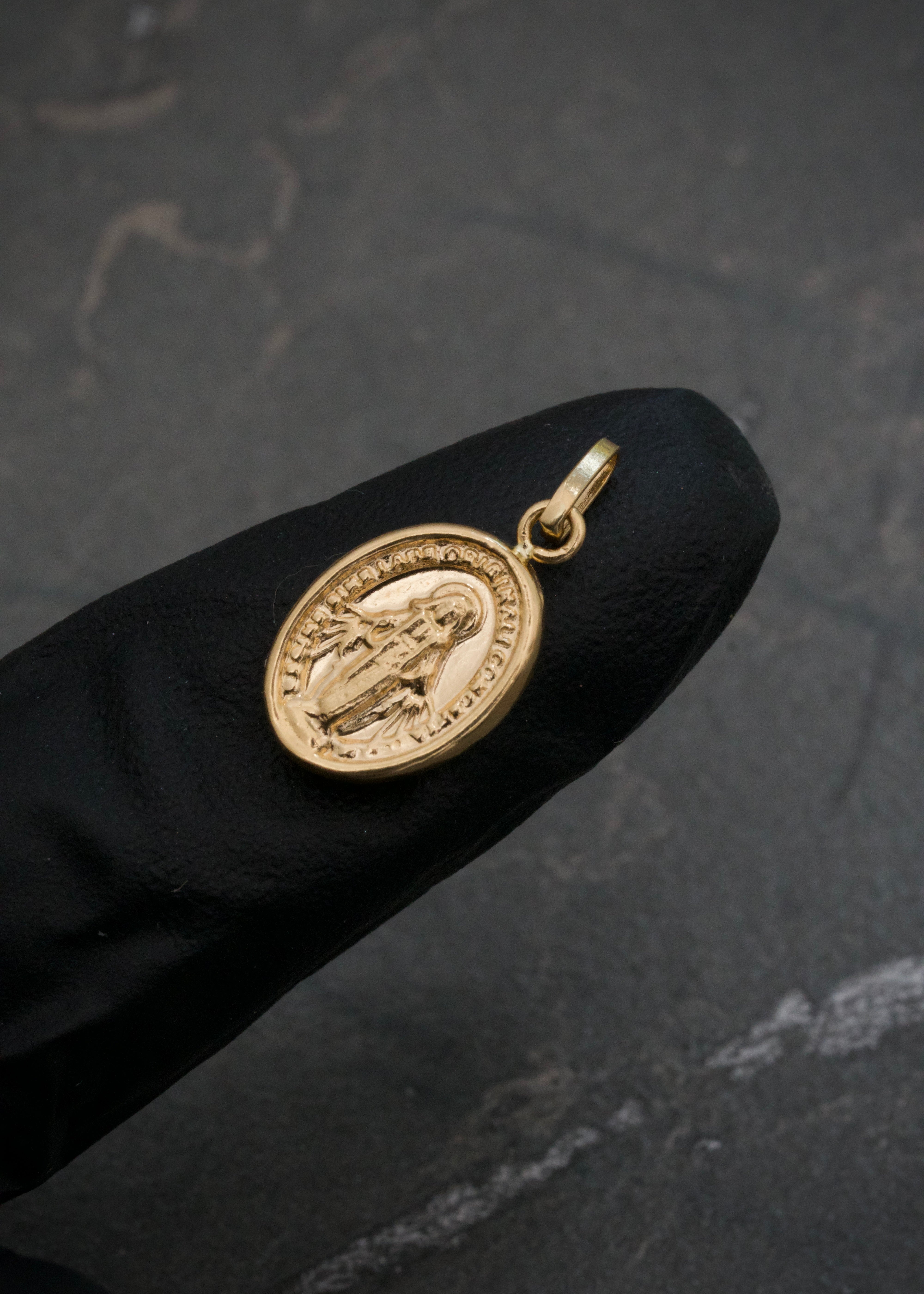 Dije Virgen de la milagrosa 0.5gr / Largo 1.9cm / Oro Amarillo Nac B