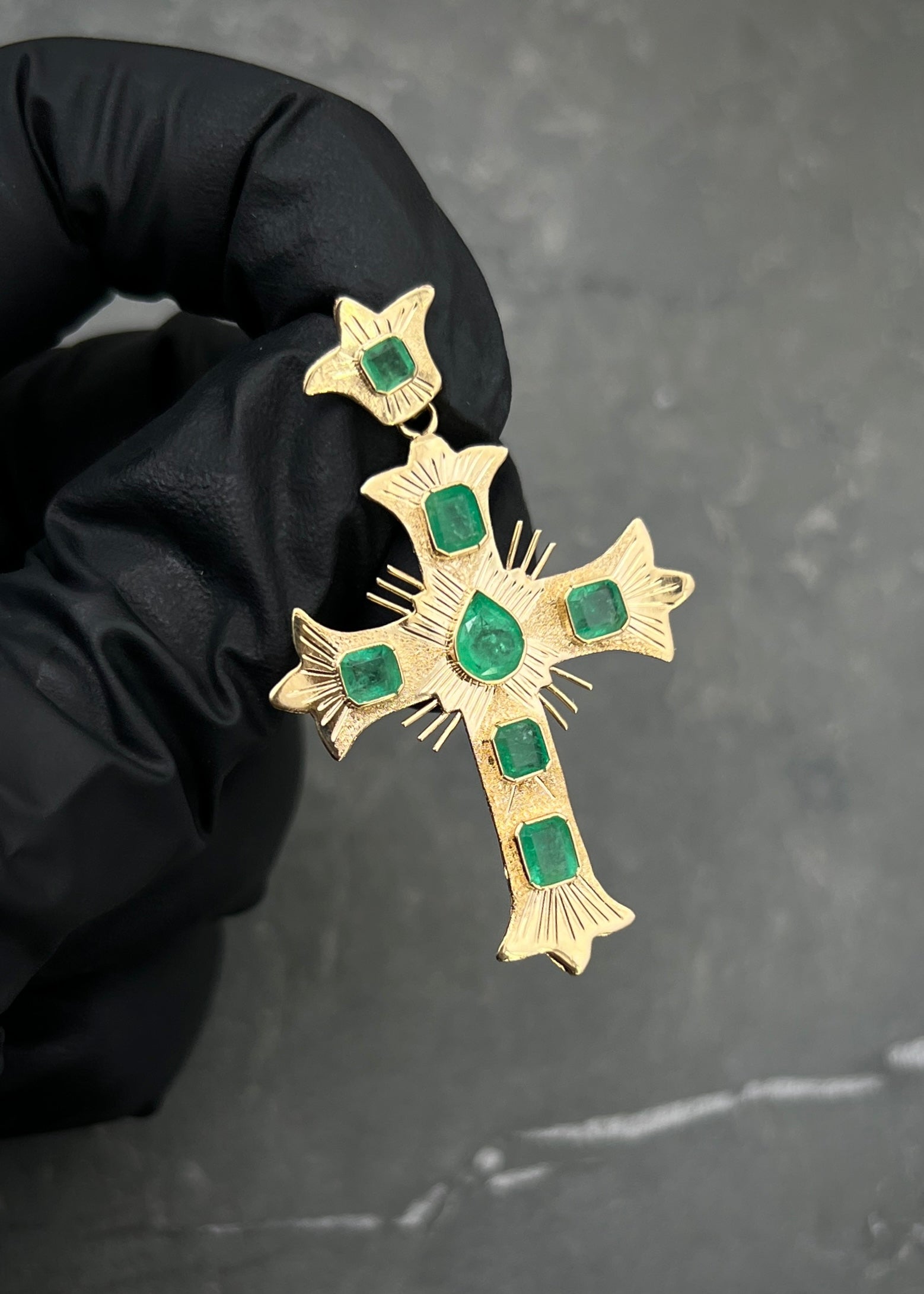 Dije cruz con 200pts de esmeralda 3.3gr / Largo 4.7cm / Oro Amarillo (Joya) M